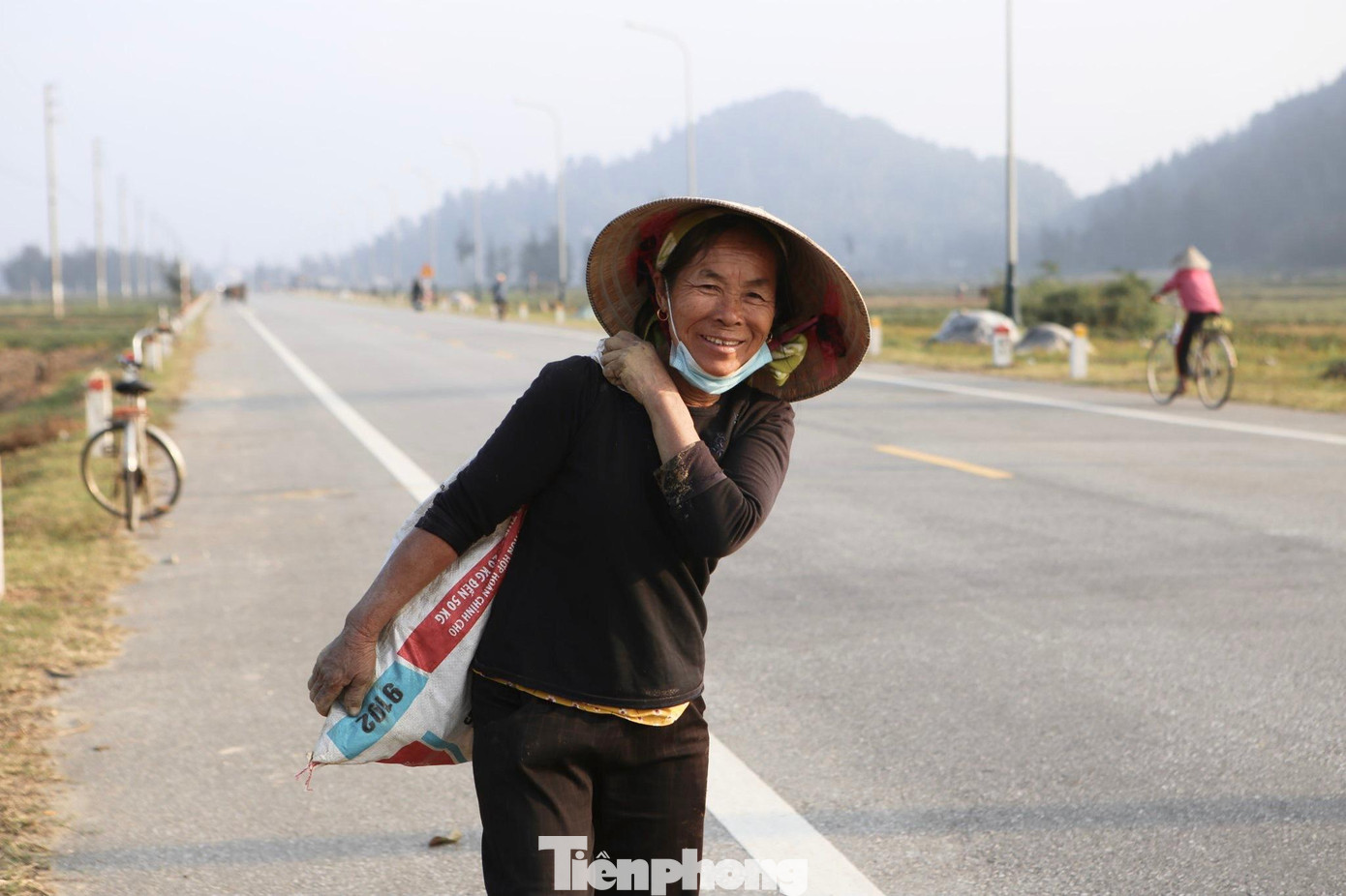 Sau khi thu hoạch khoai xong, người dân mang lên phía trên đường để bán.