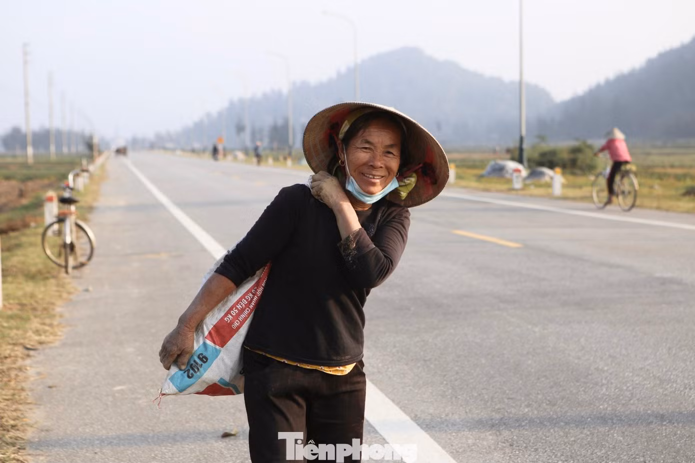 Sau khi thu hoạch khoai xong, người dân mang lên phía trên đường để bán.