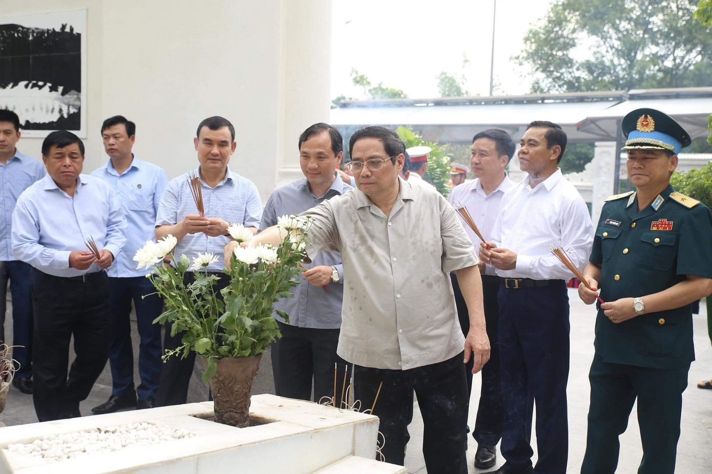 Thủ tướng Chính phủ Phạm Minh Chính cùng đoàn công tác đã đến dâng hương, dâng hoa tại Khu di tích lịch sử quốc gia đặc biệt Ngã ba Đồng Lộc