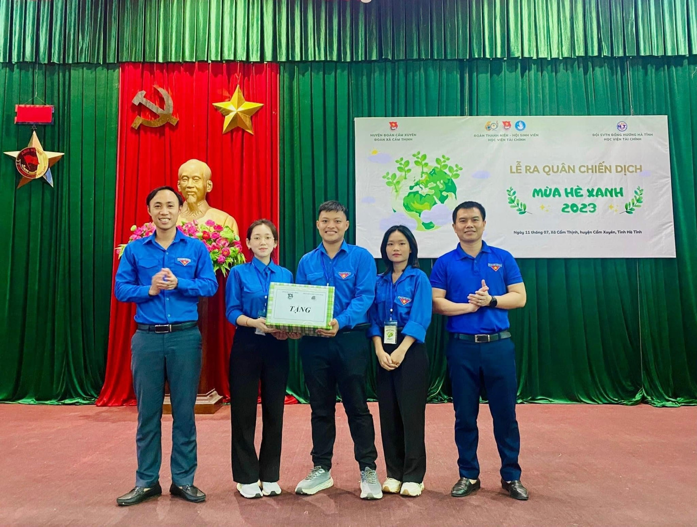 Ban phong trào Tỉnh Đoàn tặng quà động viên đội sinh viên tình nguyện tham gia mùa hè Xanh.