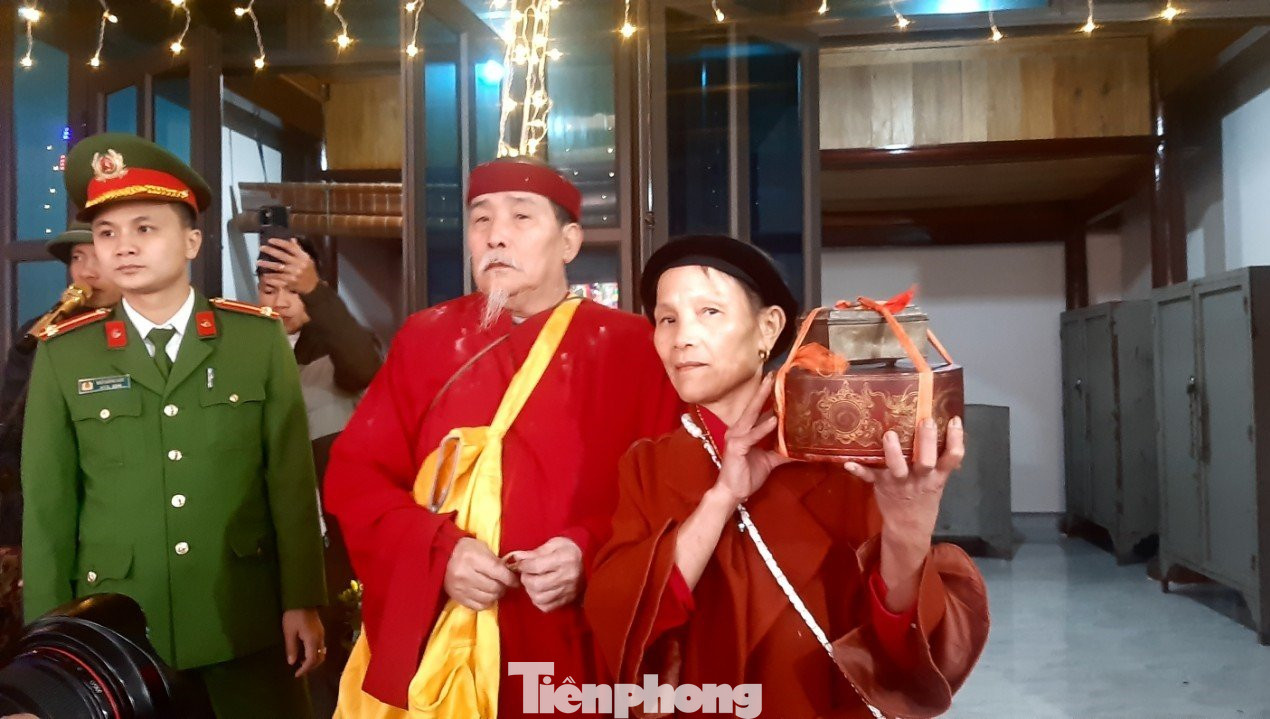 Được biết, những người được chọn làm cố đạo chủ, trông coi báu vật vua Hàm Nghi phải song thọ cả ông, bà và có đạo đức, am hiểu tế tự. Đặc biệt phải được thần linh “ủy thác”, dân làng tín nhiệm. Được biết, những người được chọn làm cố đạo chủ, trông coi báu vật vua Hàm Nghi phải song thọ cả ông, bà và có đạo đức, am hiểu tế tự. Đặc biệt phải được thần linh “ủy thác”, dân làng tín nhiệm.