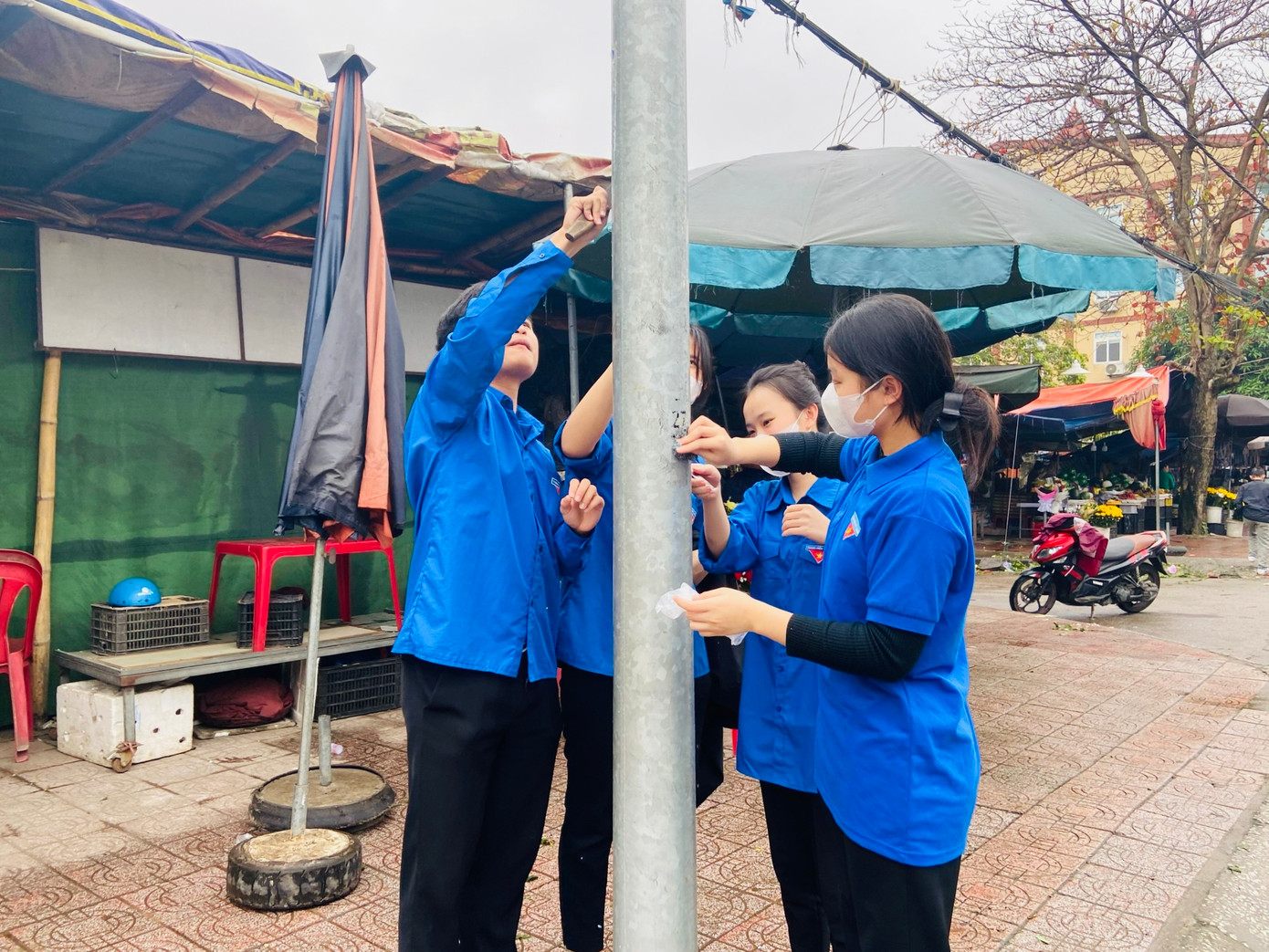 Tổ chức bóc xóa hơn 1.200 biển quảng cáo; trao tặng mô hình sinh kế, ra mắt 8 mô hình kinh tế thanh niên; khám, cấp phát thuốc miễn phí cho gần 500 người dân.