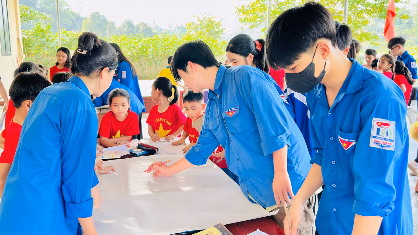 Các sân chơi, cuộc thi viết, vẽ, thuyết trình về sách đã góp phần khơi dậy niềm đam mê đọc sách của thanh, thiếu niên, nhi đồng. Các sân chơi, cuộc thi viết, vẽ, thuyết trình về sách đã góp phần khơi dậy niềm đam mê đọc sách của thanh, thiếu niên, nhi đồng.