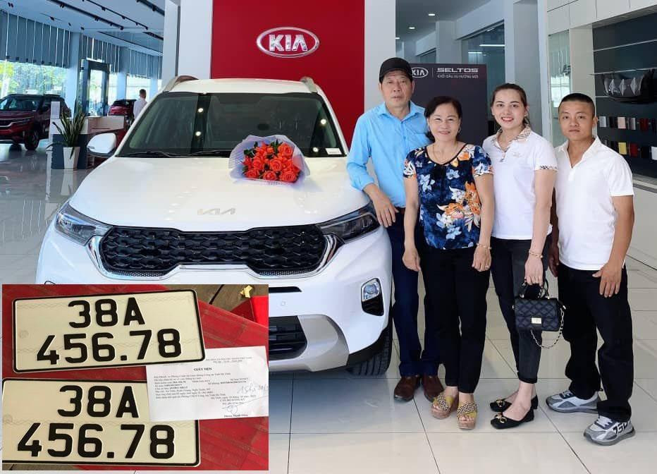 Gia đình bà Lý bên cạnh chiếc xe Kia Sonet vừa mới mua bấm trúng biển cực đẹp. Gia đình bà Lý bên cạnh chiếc xe Kia Sonet vừa mới mua bấm trúng biển cực đẹp.