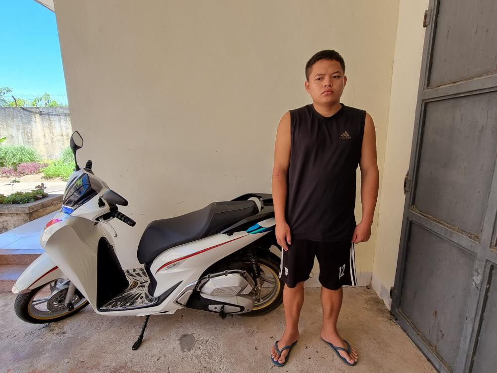 Đối tượng Hiếu bị bắt giữ. Đối tượng Hiếu bị bắt giữ.