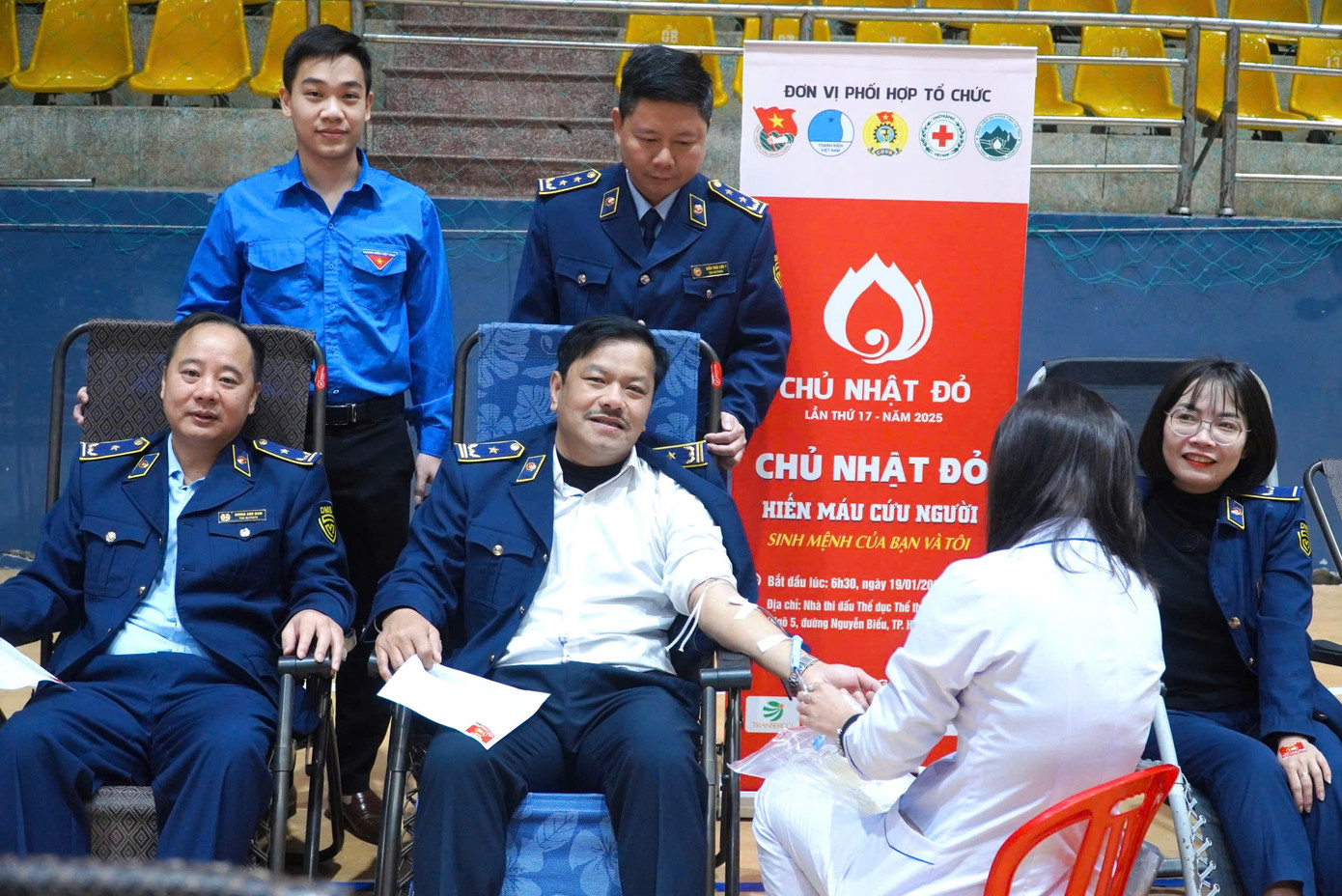 Đông đảo đoàn viên thanh niên, cán bộ công an... tham gia hiến máu trong chương trình Chủ Nhật Đỏ. Đông đảo đoàn viên thanh niên, cán bộ công an... tham gia hiến máu trong chương trình Chủ Nhật Đỏ.