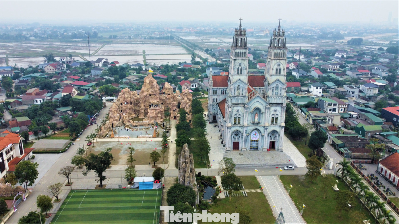 Nhiều năm qua, Giáo xứ Chính tòa Văn Hạnh luôn thiết kế, tạo nên những hang đá “khủng” nhất Hà Tĩnh. Đây cũng là điểm đến của nhiều người trong mùa Giáng sinh.