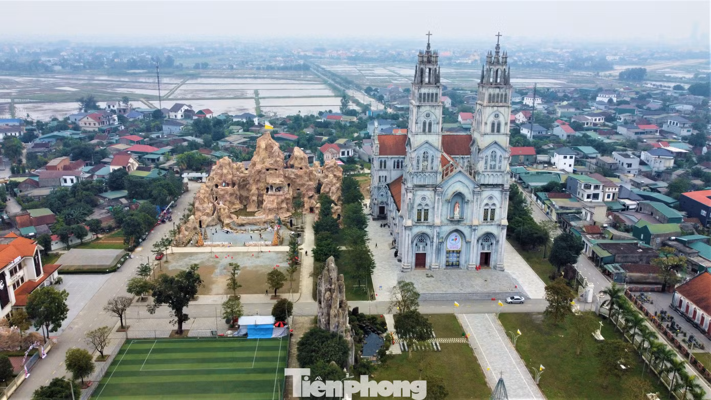 Nhiều năm qua, Giáo xứ Chính tòa Văn Hạnh luôn thiết kế, tạo nên những hang đá “khủng” nhất Hà Tĩnh. Đây cũng là điểm đến của nhiều người trong mùa Giáng sinh.