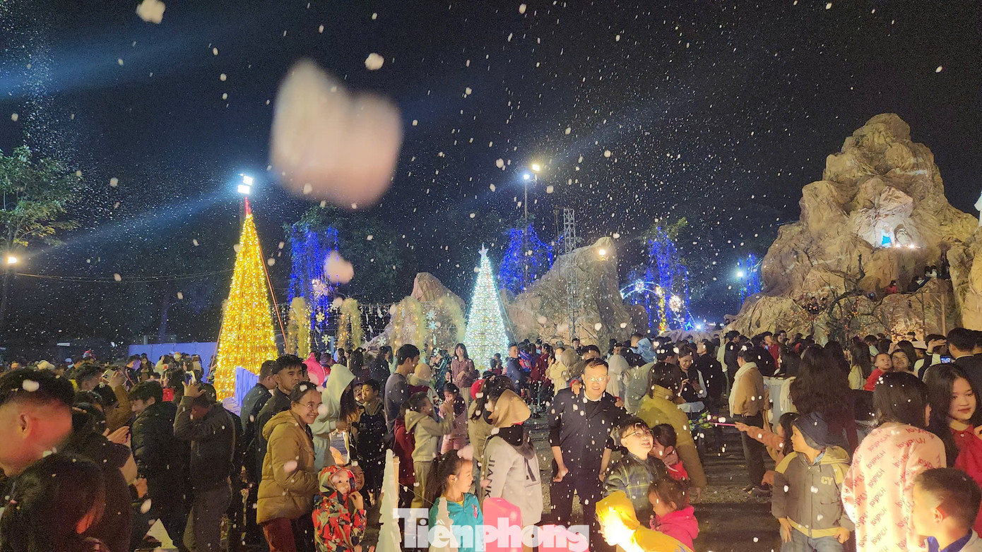 Trong dịp lễ Giáng sinh, người dân ở khắp nơi đã đổ xô về Giáo xứ Chính tòa Văn Hạnh để được chiêm ngưỡng hang đá trong mùa Noel 2024.