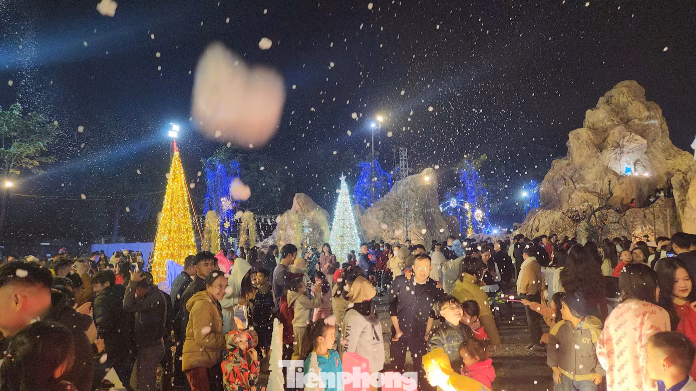 Trong dịp lễ Giáng sinh, người dân ở khắp nơi đã đổ xô về Giáo xứ Chính tòa Văn Hạnh để được chiêm ngưỡng hang đá trong mùa Noel 2024.