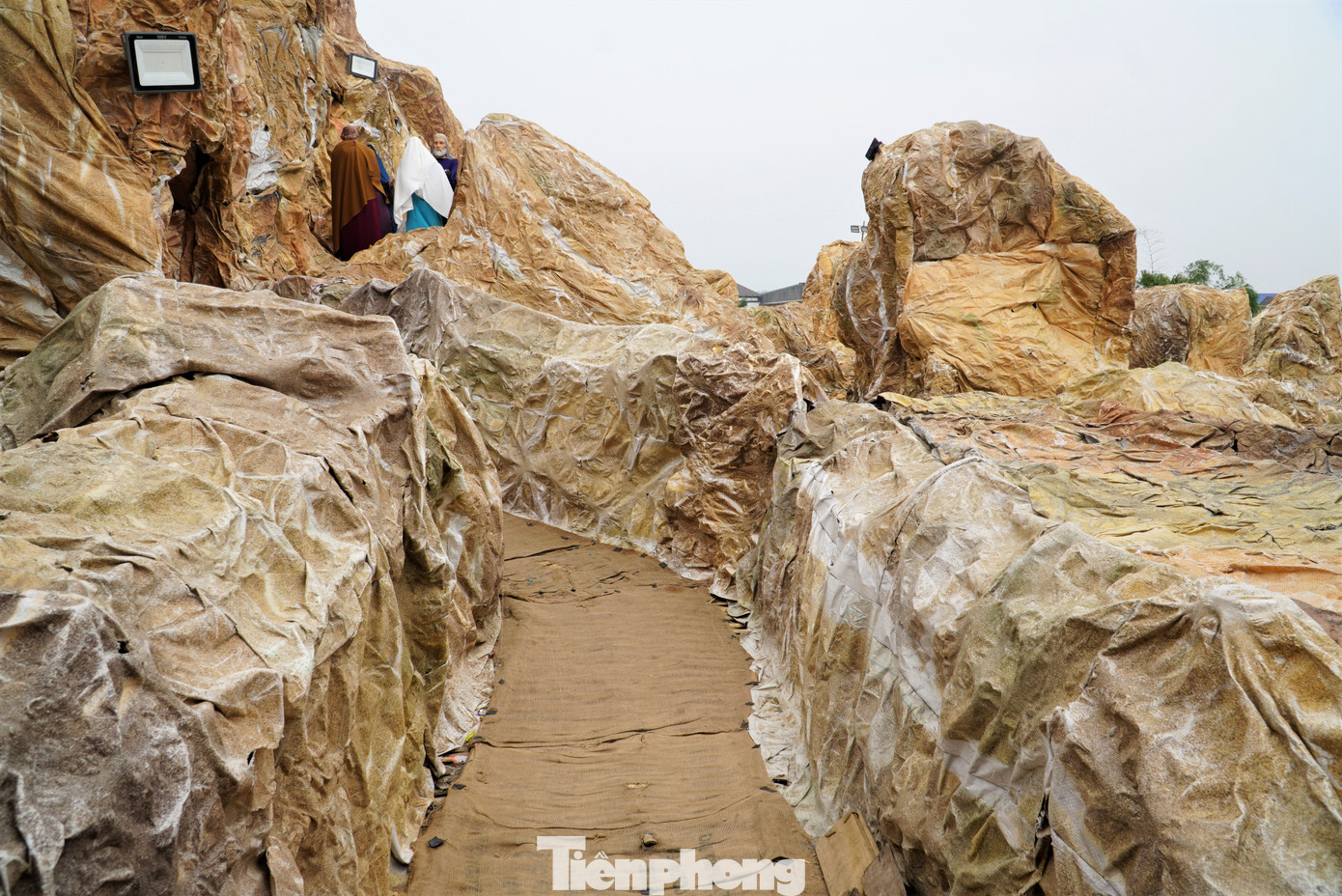 Để dựng nên hang đá "khủng" này, bà con xóm đạo sử dụng 5.000 cây tre nứa làm khung và dùng cả tấn bao bì xi măng tạo hình thù giống như các tảng đá thật.