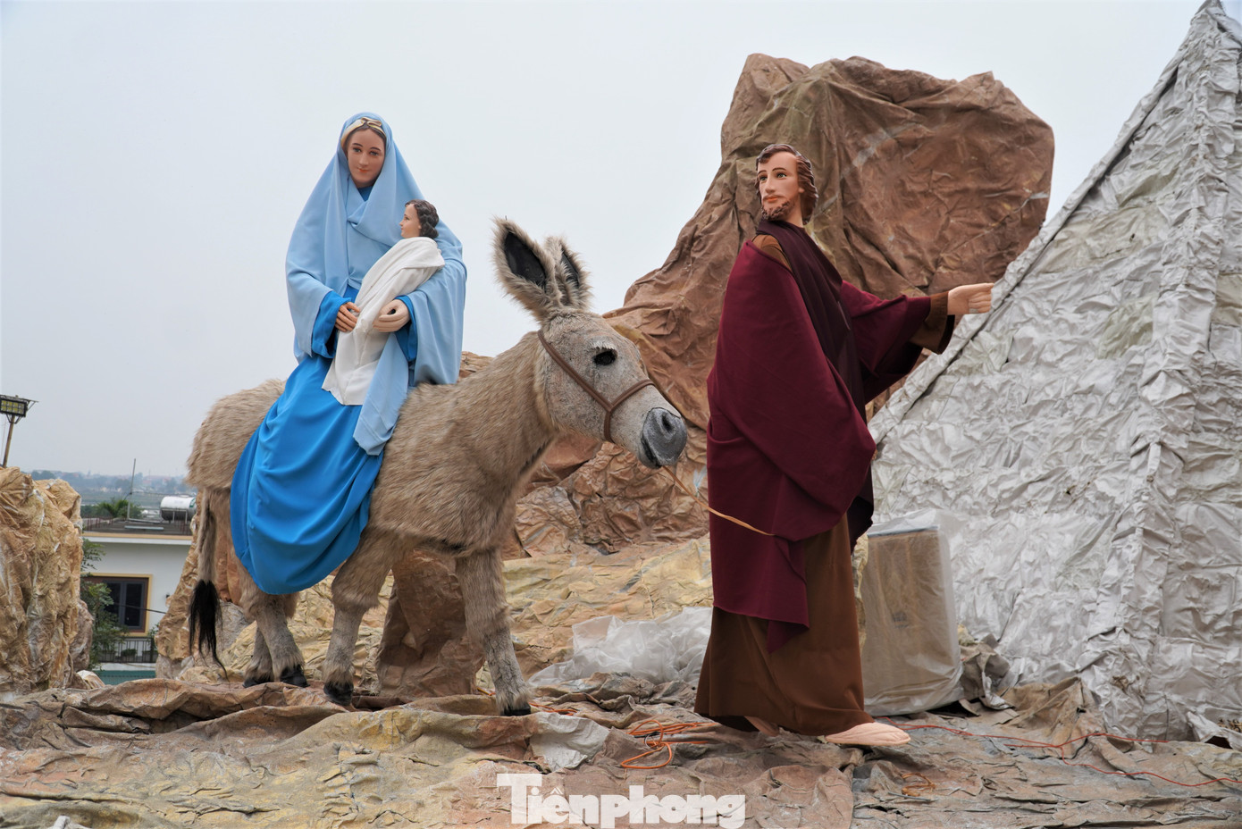 Hoạt cảnh được bố trí đan xen, chuyển động linh hoạt, hệ thống âm thanh, ánh sáng sống động.