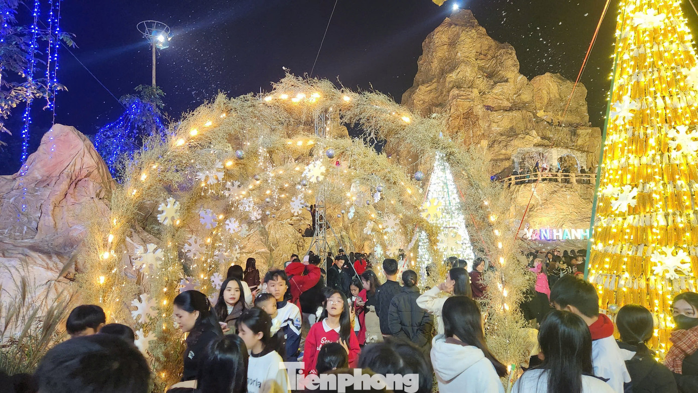 Những ngày qua, người dân khắp nơi đổ về xã Thạch Trung (thành phố Hà Tĩnh) cùng chiêm ngưỡng hang đá Bê-lem 'khủng' nhất Hà Tĩnh được làm từ 5.000 cây tre.
