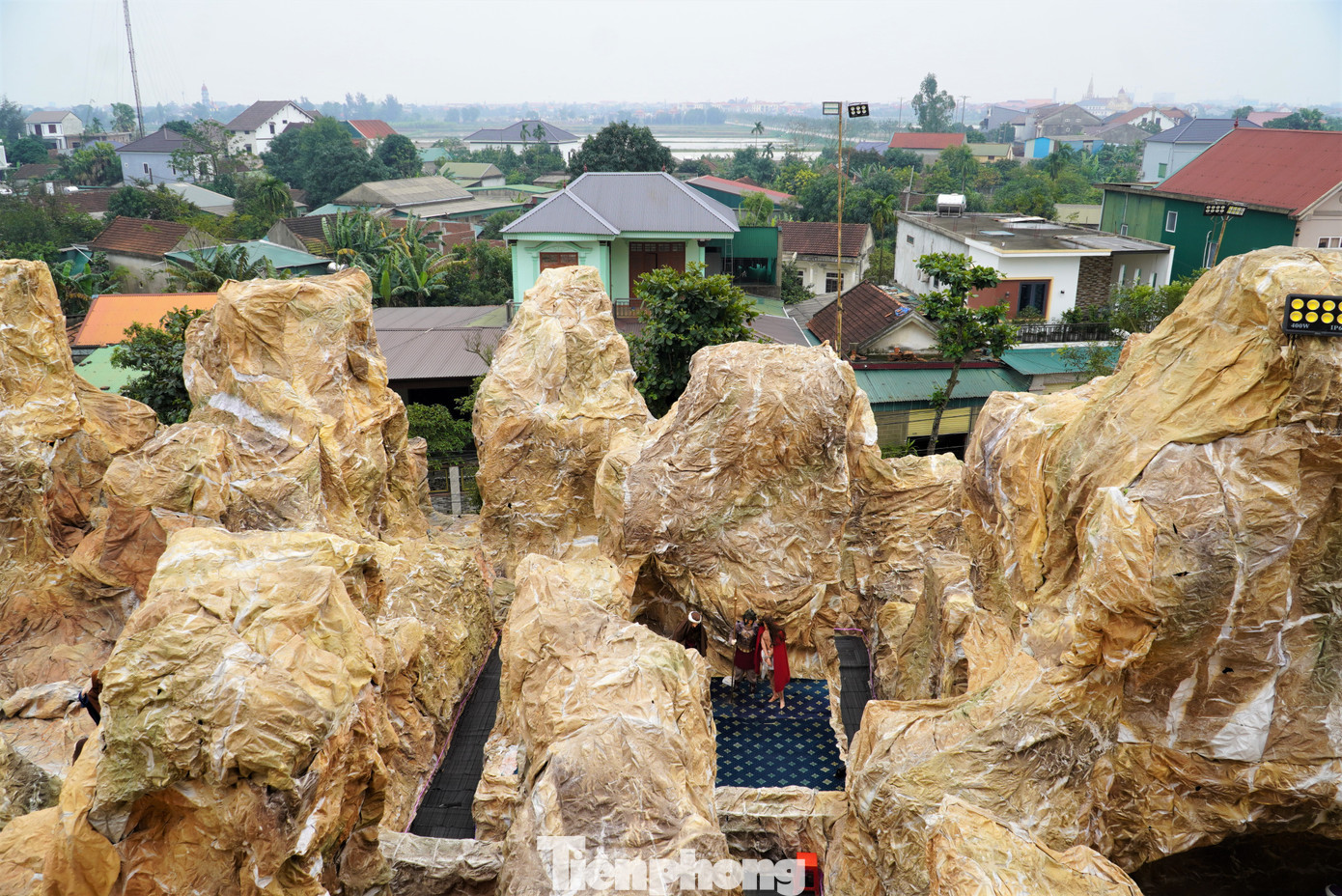 Để dựng nên hang đá "khủng" này, bà con xóm đạo sử dụng 5.000 cây tre nứa làm khung và dùng cả tấn bao bì xi măng tạo hình thù giống như các tảng đá thật.