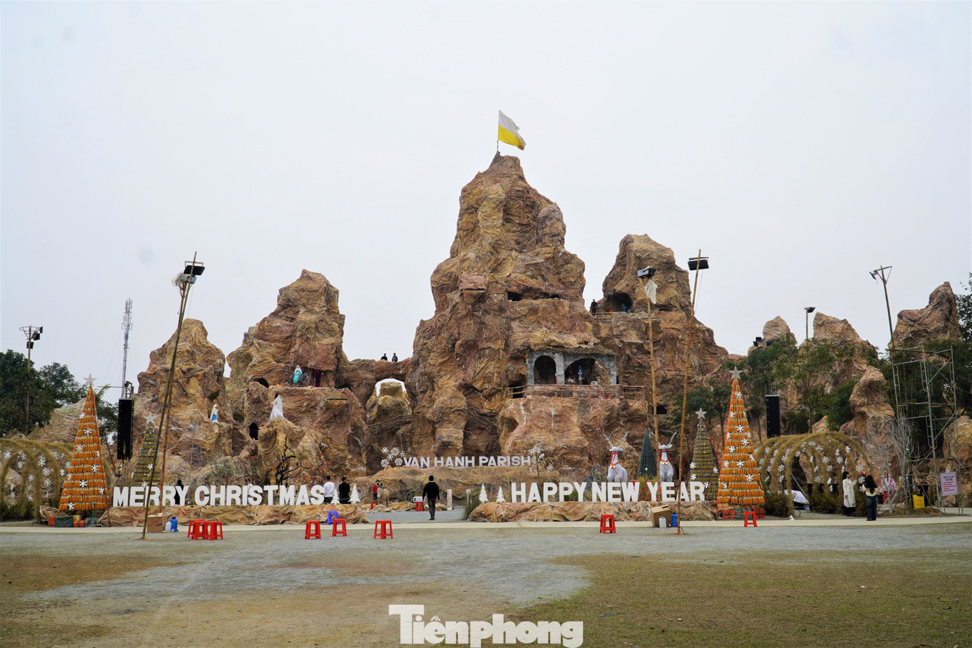 Hang đá này được bà con giáo dân tự tay thiết kế với chiều cao 30m, rộng hơn 3.000 m2, nằm trong khuôn viên giáo xứ.