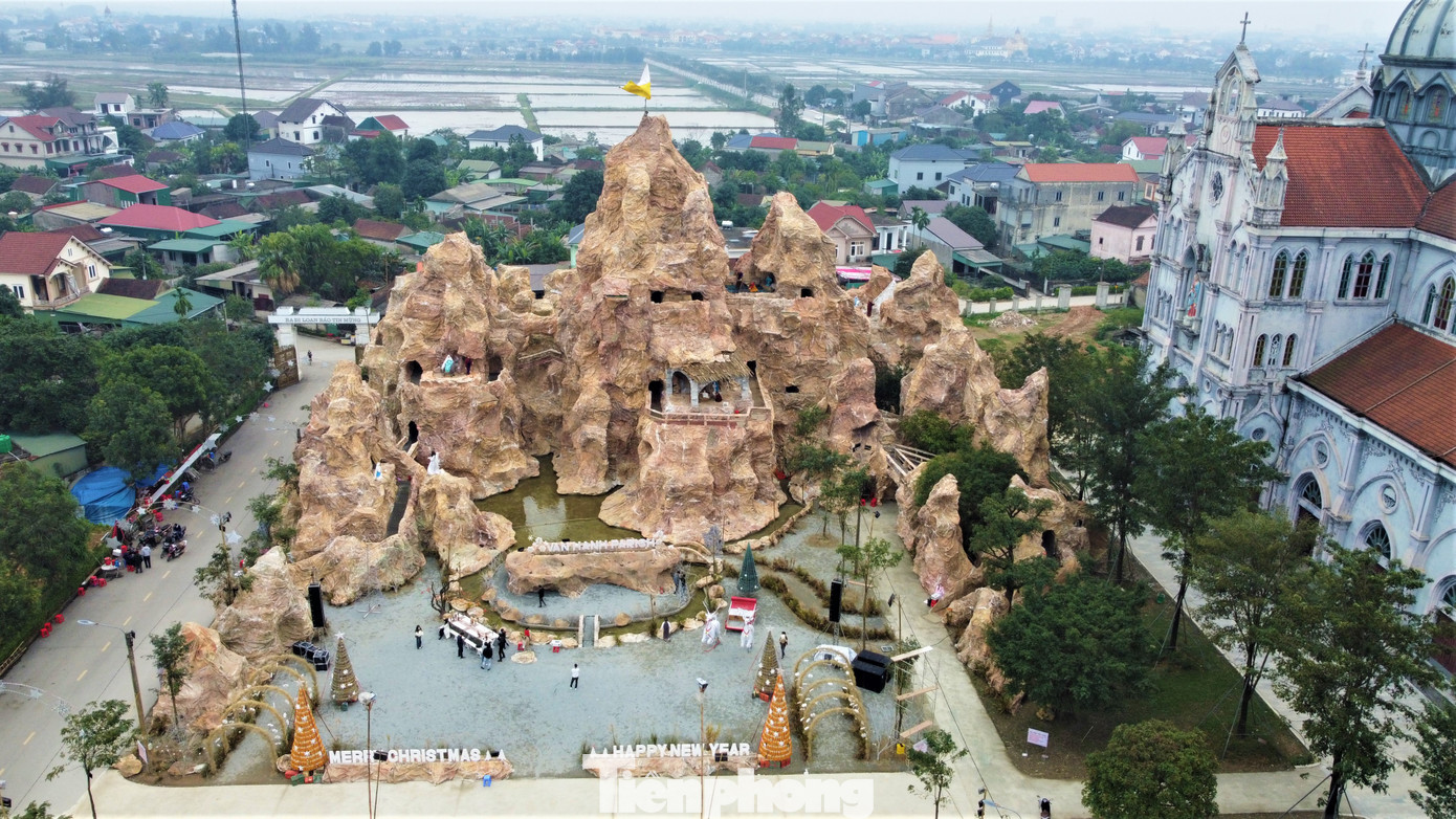 Được biết, để hoàn thiện hang đá này, bà con xóm đạo ở Giáo xứ Chính tòa Văn Hạnh đã thực hiện trong khoảng thời gian 2 tháng.