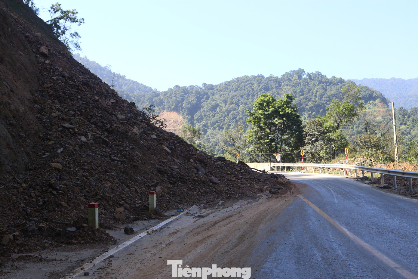 Tính từ cuối năm 2023 đến nay, tại cung đường này đã xảy ra 4 vụ sạt lở đất nghiêm trọng. Mỗi lần xảy ra sự cố, lực lượng chức năng phải huy động phương tiện, nhân lực đến để giải phóng hiện trường. Tính từ cuối năm 2023 đến nay, tại cung đường này đã xảy ra 4 vụ sạt lở đất nghiêm trọng. Mỗi lần xảy ra sự cố, lực lượng chức năng phải huy động phương tiện, nhân lực đến để giải phóng hiện trường.