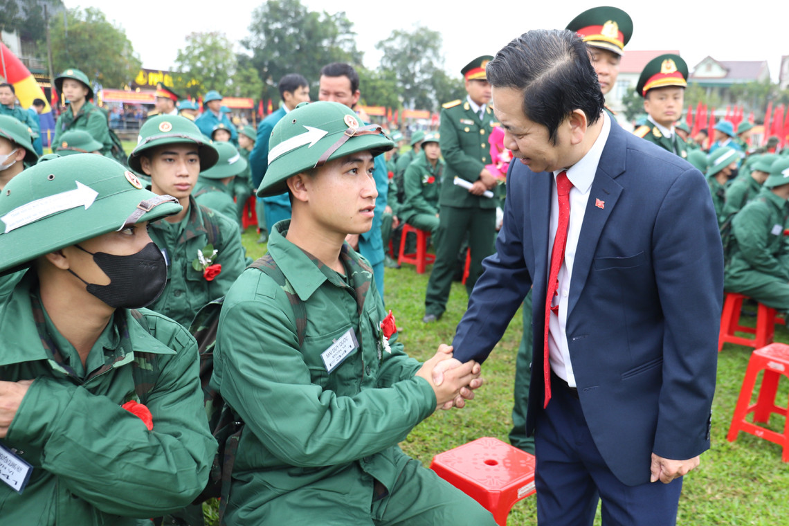 Tại lễ giao, nhận quân, lãnh đạo tỉnh và các địa phương đã tặng hoa, thăm hỏi, chúc các tân binh lên đường nhập ngũ mạnh khỏe, hoàn thành xuất sắc nhiệm vụ được giao.