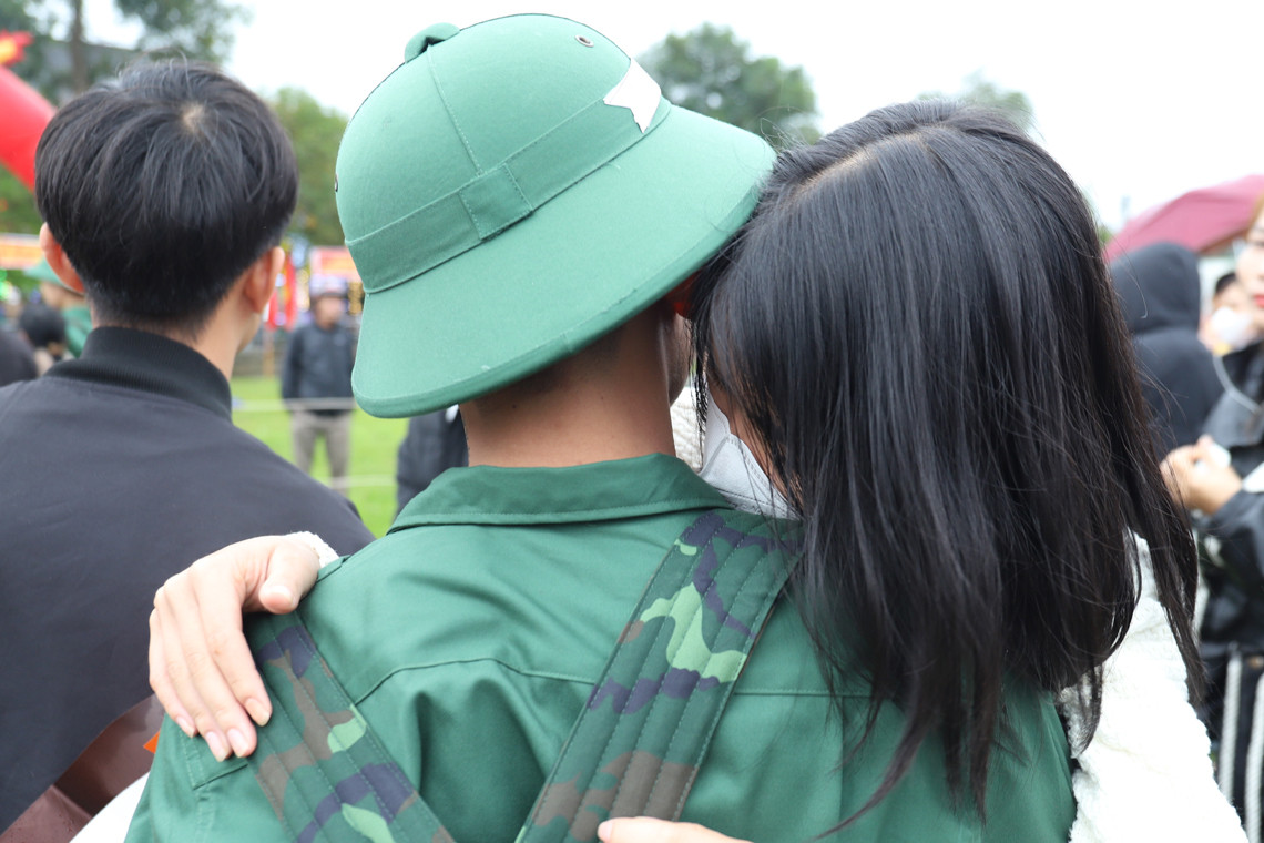 Những cái ôm vội, kèm những lời gửi gắm, căn dặn của người thân gửi tới tân binh trước lúc lên đường làm nhiệm vụ.