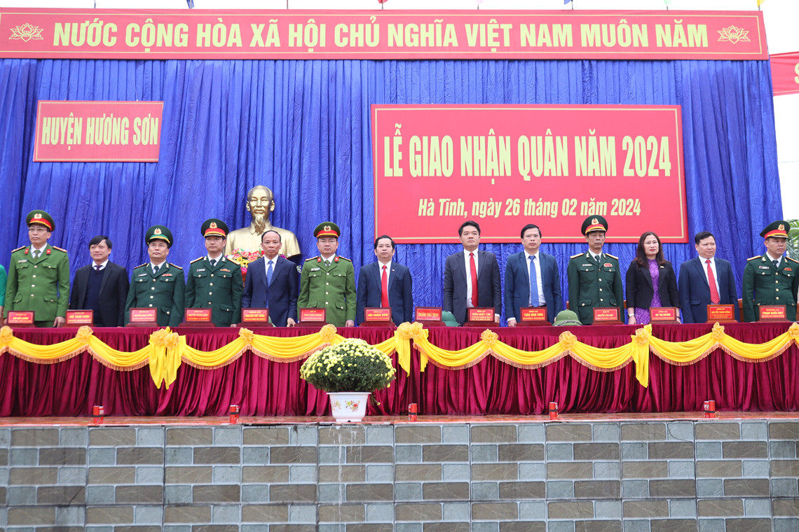 Tại điểm giao nhận quân của huyện Hương Sơn, lãnh đạo các cơ quan, đơn vị cùng đông đảo người dân, chiến sĩ tân binh có mặt từ sớm để thực hiện các thủ tục việc giao nhận quân.