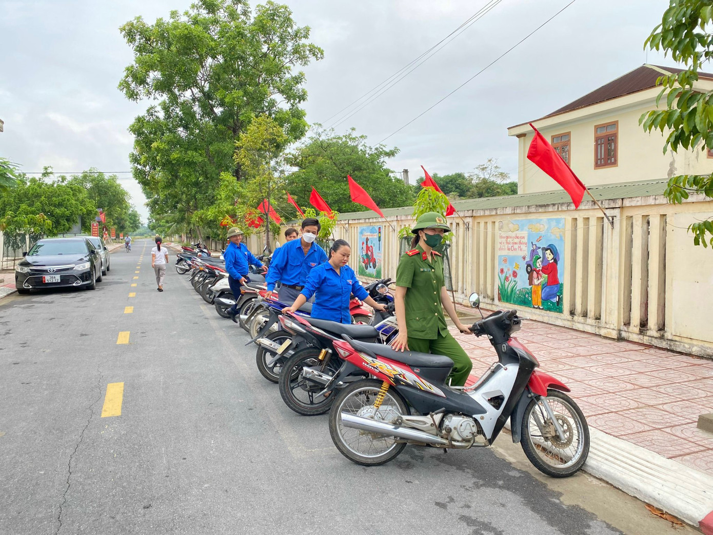 Nhân dịp khai giảng năm học mới 2023 - 2024, các cơ sở Đoàn trên toàn tỉnh Hà Tĩnh phối hợp với các trường học triển khai đồng loạt mô hình “Cổng trường An toàn giao thông”, “Xếp hàng đón con” nhằm giảm thiểu tình trạng ùn tắc chen lấn, tạo nên hình ảnh đẹp vào giờ tan học.