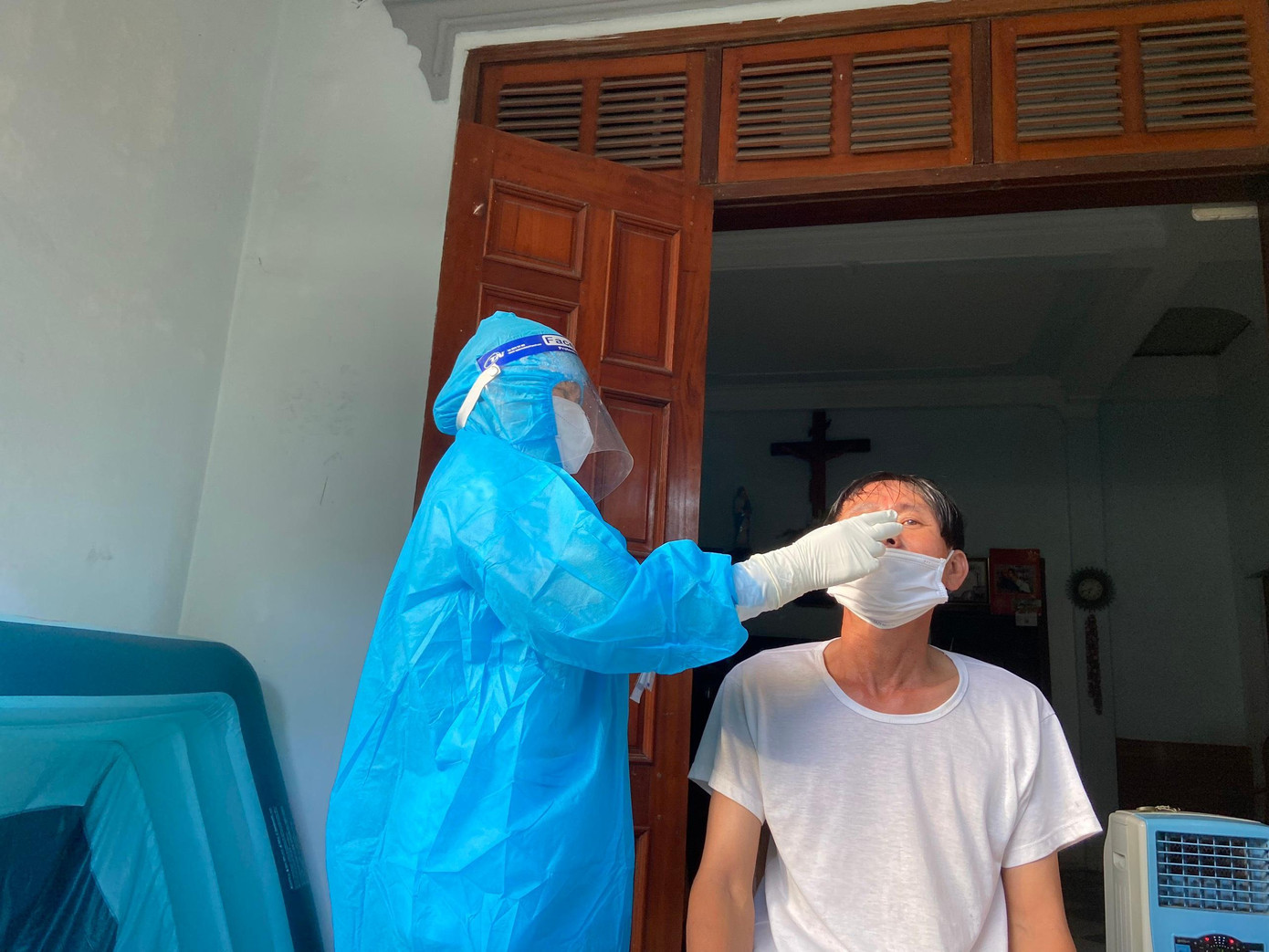 Ngành y tế lấy mẫu xét nghiệm những trường hợp liên quan đến ca bệnh. Ngành y tế lấy mẫu xét nghiệm những trường hợp liên quan đến ca bệnh.