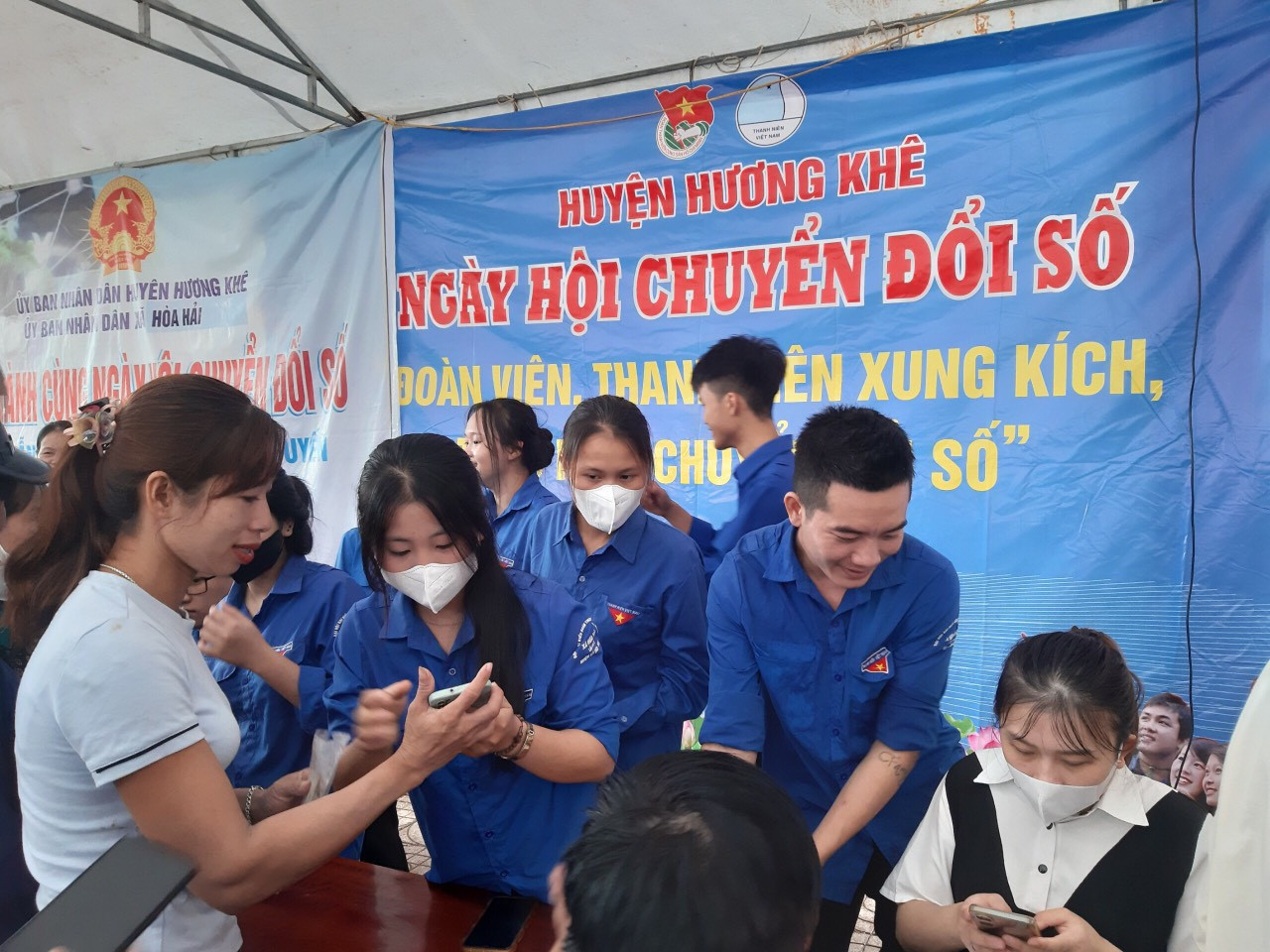 Tiếp tục duy trì hoạt động các tổ Công nghệ số cộng đồng và ngày thứ bảy tình nguyện tuyên truyền, hướng dẫn người dân cài đặt, kích hoạt tài khoản định danh điện tử. Tiếp tục duy trì hoạt động các tổ Công nghệ số cộng đồng và ngày thứ bảy tình nguyện tuyên truyền, hướng dẫn người dân cài đặt, kích hoạt tài khoản định danh điện tử.