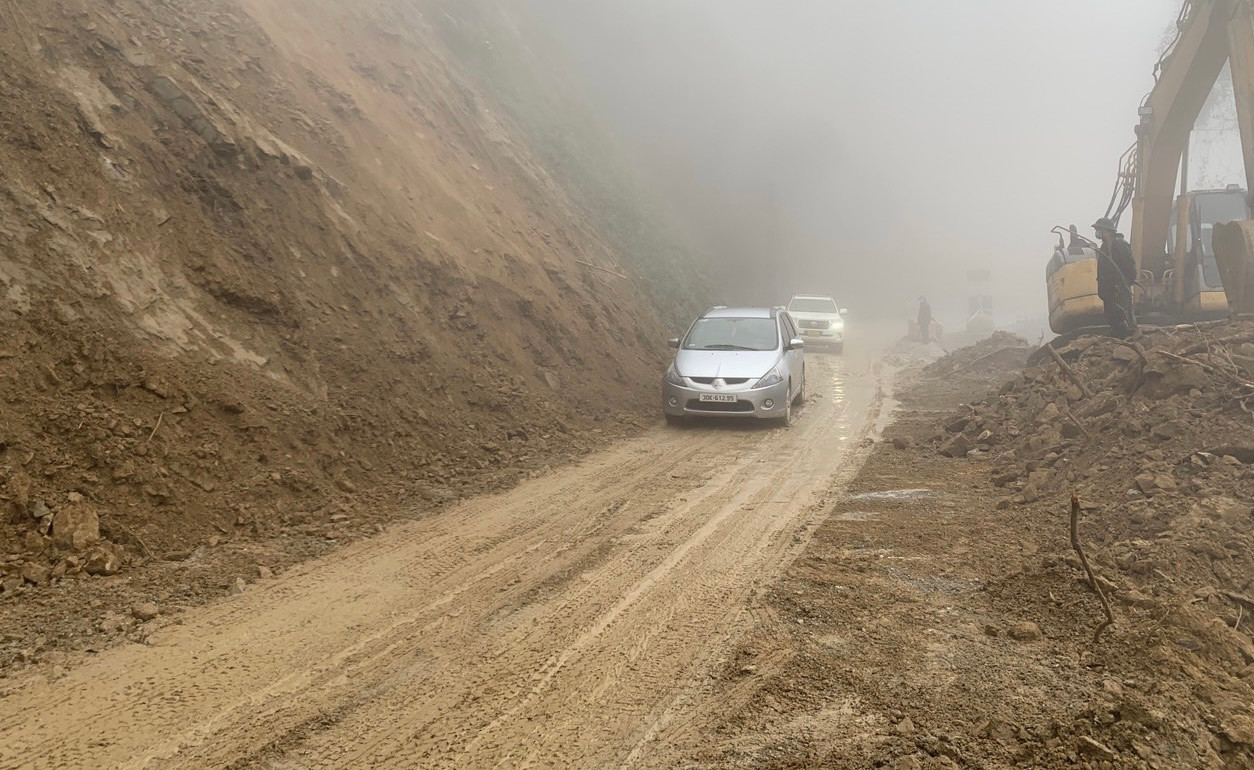 Sau nhiều giờ nỗ lực xử lý đất đá tràn lấp mặt đường, đến 10h ngày 26/1, quốc lộ 8A đi Cửa khẩu quốc tế Cầu Treo đã được thông tuyến trở lại. Sau nhiều giờ nỗ lực xử lý đất đá tràn lấp mặt đường, đến 10h ngày 26/1, quốc lộ 8A đi Cửa khẩu quốc tế Cầu Treo đã được thông tuyến trở lại.