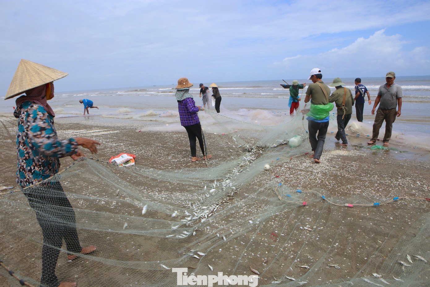 Thay vì dùng thuyền để thả lưới, người dân kết lưới dài từ 300-400m rồi đưa ra biển cách bờ chừng 500m để thả. Sau đó mỗi bên 5-10 người cùng nhau đi lùi kéo lưới vào bờ. Thay vì dùng thuyền để thả lưới, người dân kết lưới dài từ 300-400m rồi đưa ra biển cách bờ chừng 500m để thả. Sau đó mỗi bên 5-10 người cùng nhau đi lùi kéo lưới vào bờ.
