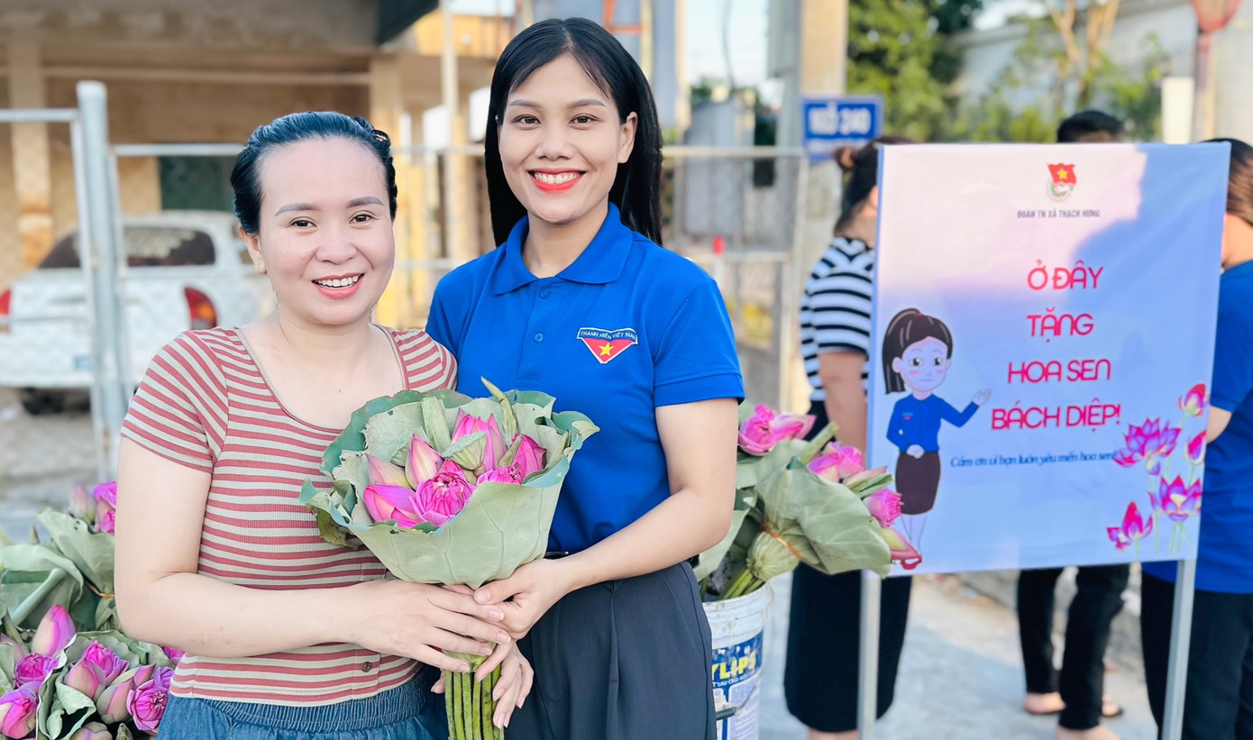 “Hoạt động này đoàn viên thanh niên xã Thạch Hưng muốn gửi gắm đến mọi người với hy vọng người dân sẽ yêu sen, mang loài hoa này vào cuộc sống hàng ngày. Đặc biệt sen gắn với những câu chuyện lịch sử ở mảnh đất Thành Sen này nên thông qua hoạt động này muốn quảng bá nét văn hóa, mô hình kinh tế đến với người dân", chị Nguyễn Thị Trang - Bí thư Đoàn xã Thạch Hưng, thành phố Hà Tĩnh cho biết.