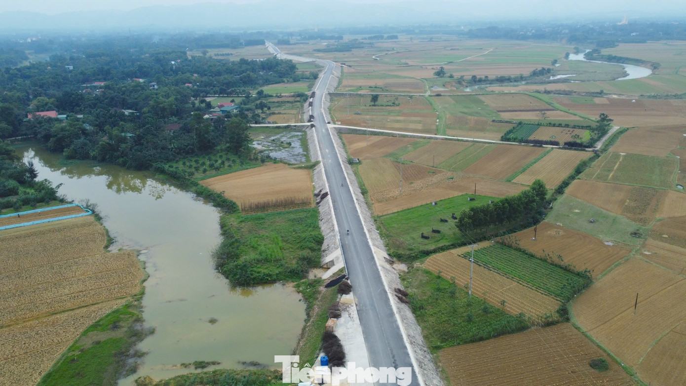 Năm 2021, UBND tỉnh Hà Tĩnh phê duyệt báo cáo nghiên cứu khả thi đầu tư xây dựng Dự án cải tạo, nâng cấp đường tỉnh 553 (ĐT.553) đi qua huyện Hương Khê (Hà Tĩnh). Dự án có tổng chiều dài 8,8km, được đầu tư kinh phí với nguồn vốn 266 tỷ đồng. Sau đó, UBND tỉnh Hà Tĩnh điều chỉnh tổng mức đầu tư lên hơn 300 tỷ đồng. Năm 2021, UBND tỉnh Hà Tĩnh phê duyệt báo cáo nghiên cứu khả thi đầu tư xây dựng Dự án cải tạo, nâng cấp đường tỉnh 553 (ĐT.553) đi qua huyện Hương Khê (Hà Tĩnh). Dự án có tổng chiều dài 8,8km, được đầu tư kinh phí với nguồn vốn 266 tỷ đồng. Sau đó, UBND tỉnh Hà Tĩnh điều chỉnh tổng mức đầu tư lên hơn 300 tỷ đồng.