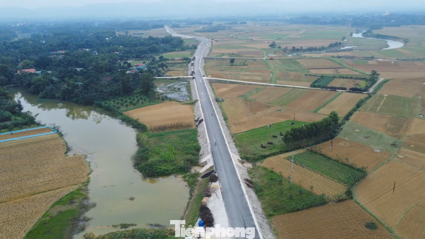 Năm 2021, UBND tỉnh Hà Tĩnh phê duyệt báo cáo nghiên cứu khả thi đầu tư xây dựng Dự án cải tạo, nâng cấp đường tỉnh 553 (ĐT.553) đi qua huyện Hương Khê (Hà Tĩnh). Dự án có tổng chiều dài 8,8km, được đầu tư kinh phí với nguồn vốn 266 tỷ đồng. Sau đó, UBND tỉnh Hà Tĩnh điều chỉnh tổng mức đầu tư lên hơn 300 tỷ đồng.