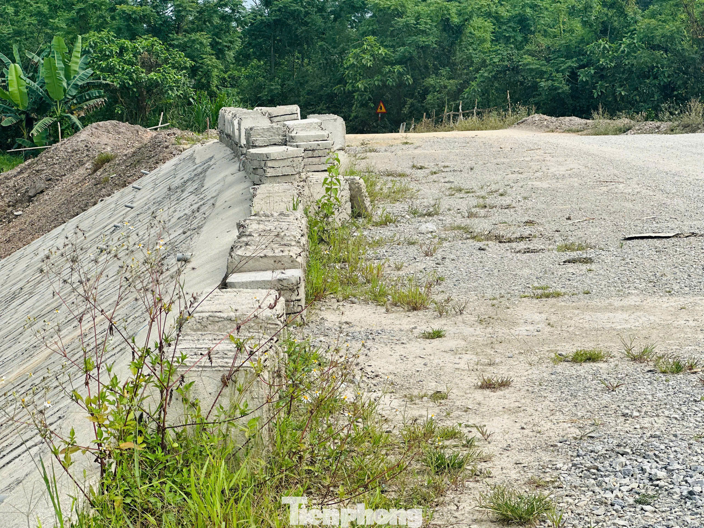 Các hạng mục thi công đang dang dở. Các hạng mục thi công đang dang dở.