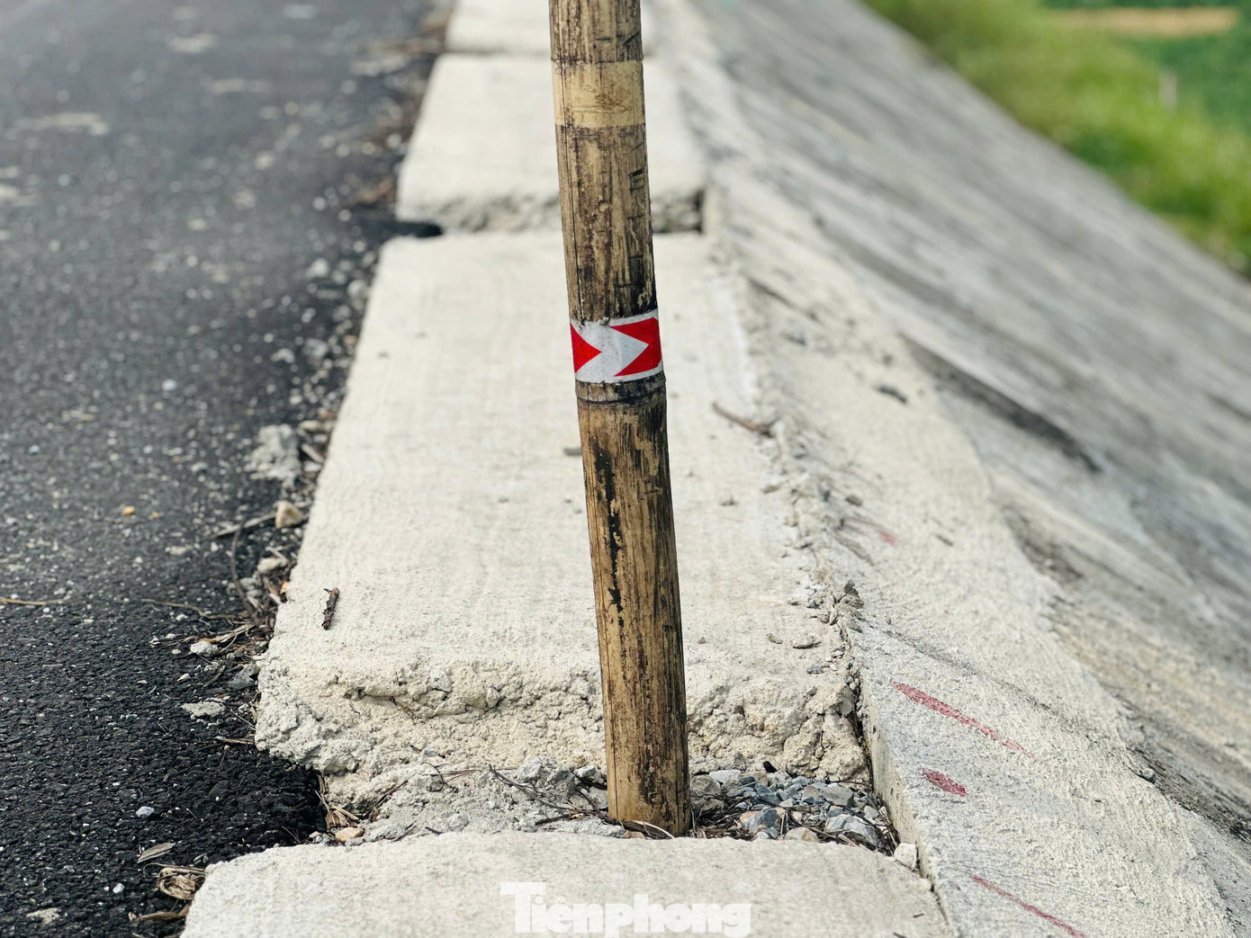 Theo lãnh đạo huyện Hương Khê, Dự án cải tạo, nâng cấp ĐT.533 đi qua địa bàn là tuyến đường rất quan trọng trong phát triển kinh tế, song đến nay dự án đang gặp khó do vướng mặt bằng. Tuy nhiên địa phương cũng đang tập trung tuyên truyền, ghi nhận những ý kiến của người dân để tập trung giải phóng mặt bằng, bàn giao cho đơn vị thi công. Theo lãnh đạo huyện Hương Khê, Dự án cải tạo, nâng cấp ĐT.533 đi qua địa bàn là tuyến đường rất quan trọng trong phát triển kinh tế, song đến nay dự án đang gặp khó do vướng mặt bằng. Tuy nhiên địa phương cũng đang tập trung tuyên truyền, ghi nhận những ý kiến của người dân để tập trung giải phóng mặt bằng, bàn giao cho đơn vị thi công.