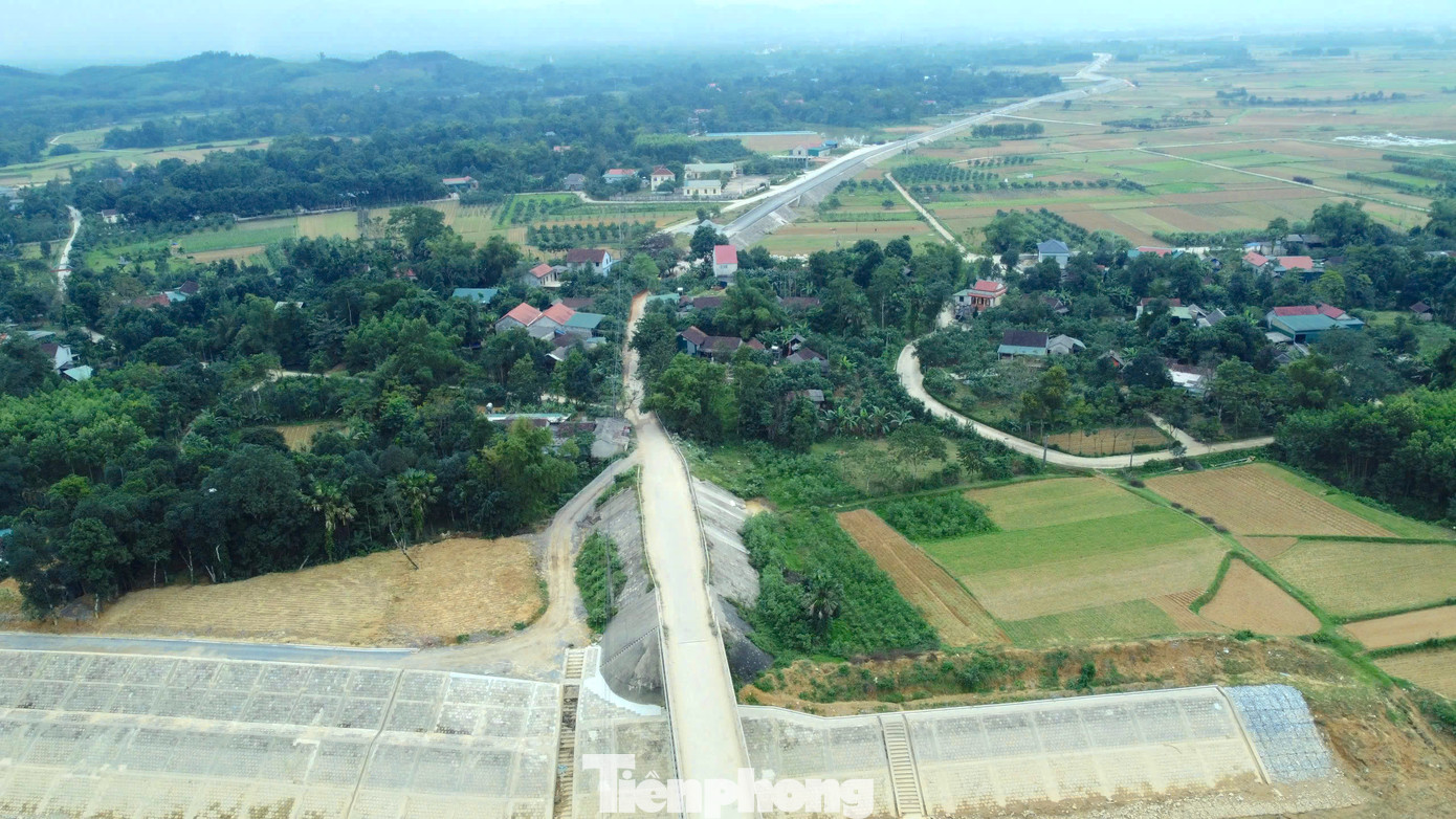 UBND tỉnh cũng giao UBND huyện Hương Khê tập trung hoàn thành công tác bồi thường, giải phóng mặt bằng trước ngày 30/11/2024. Tuy nhiên đến nay công tác bàn giao mặt bằng vẫn chưa thực hiện xong, còn hàng chục hộ dân chưa thống nhất phương án đền bù. UBND tỉnh cũng giao UBND huyện Hương Khê tập trung hoàn thành công tác bồi thường, giải phóng mặt bằng trước ngày 30/11/2024. Tuy nhiên đến nay công tác bàn giao mặt bằng vẫn chưa thực hiện xong, còn hàng chục hộ dân chưa thống nhất phương án đền bù.