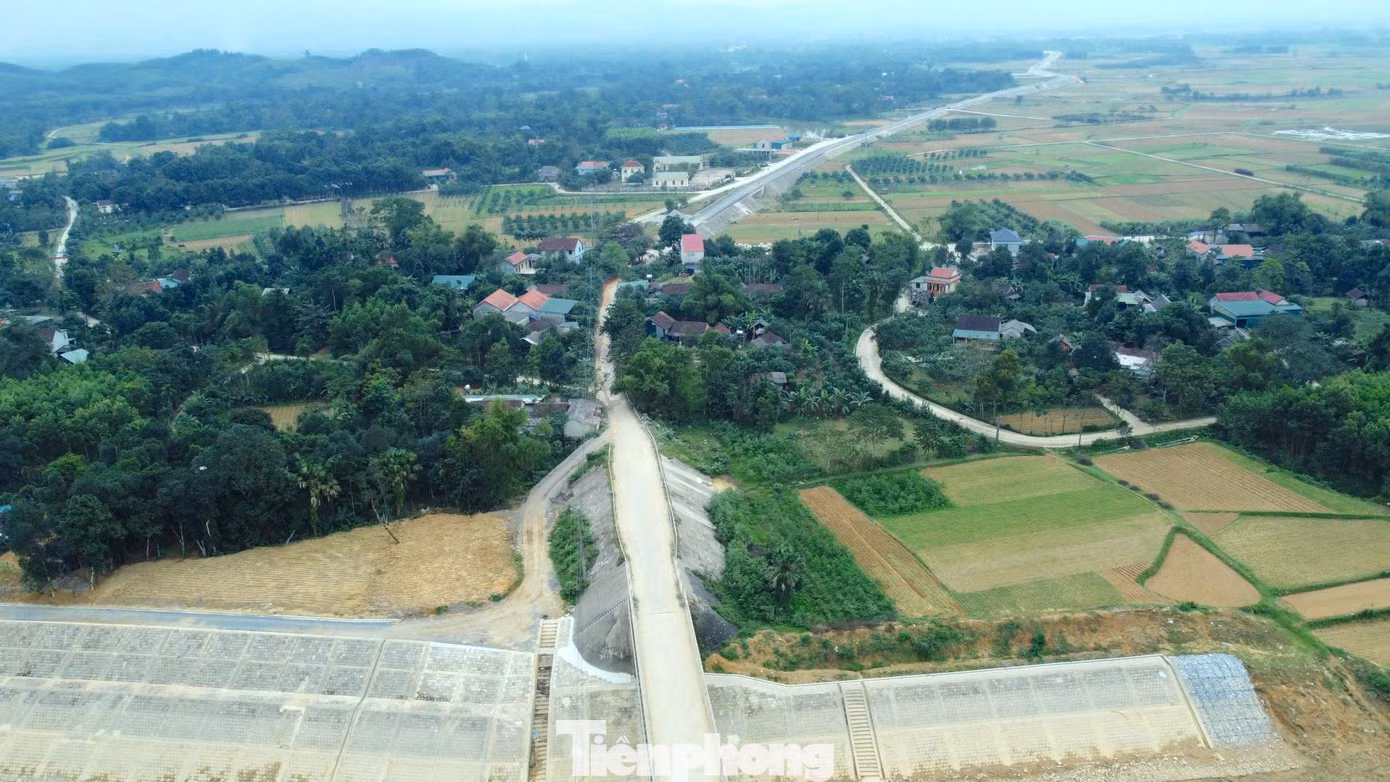 UBND tỉnh cũng giao UBND huyện Hương Khê tập trung hoàn thành công tác bồi thường, giải phóng mặt bằng trước ngày 30/11/2024. Tuy nhiên đến nay công tác bàn giao mặt bằng vẫn chưa thực hiện xong, còn hàng chục hộ dân chưa thống nhất phương án đền bù.