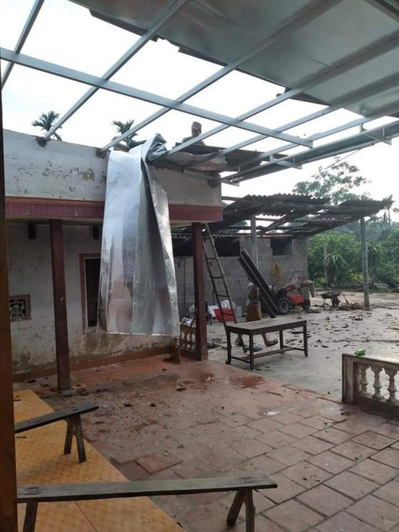 Trận lốc xoáy trong đêm khiến 40 ngôi nhà ở xã Hương Long bị tốc mái. Trận lốc xoáy trong đêm khiến 40 ngôi nhà ở xã Hương Long bị tốc mái.