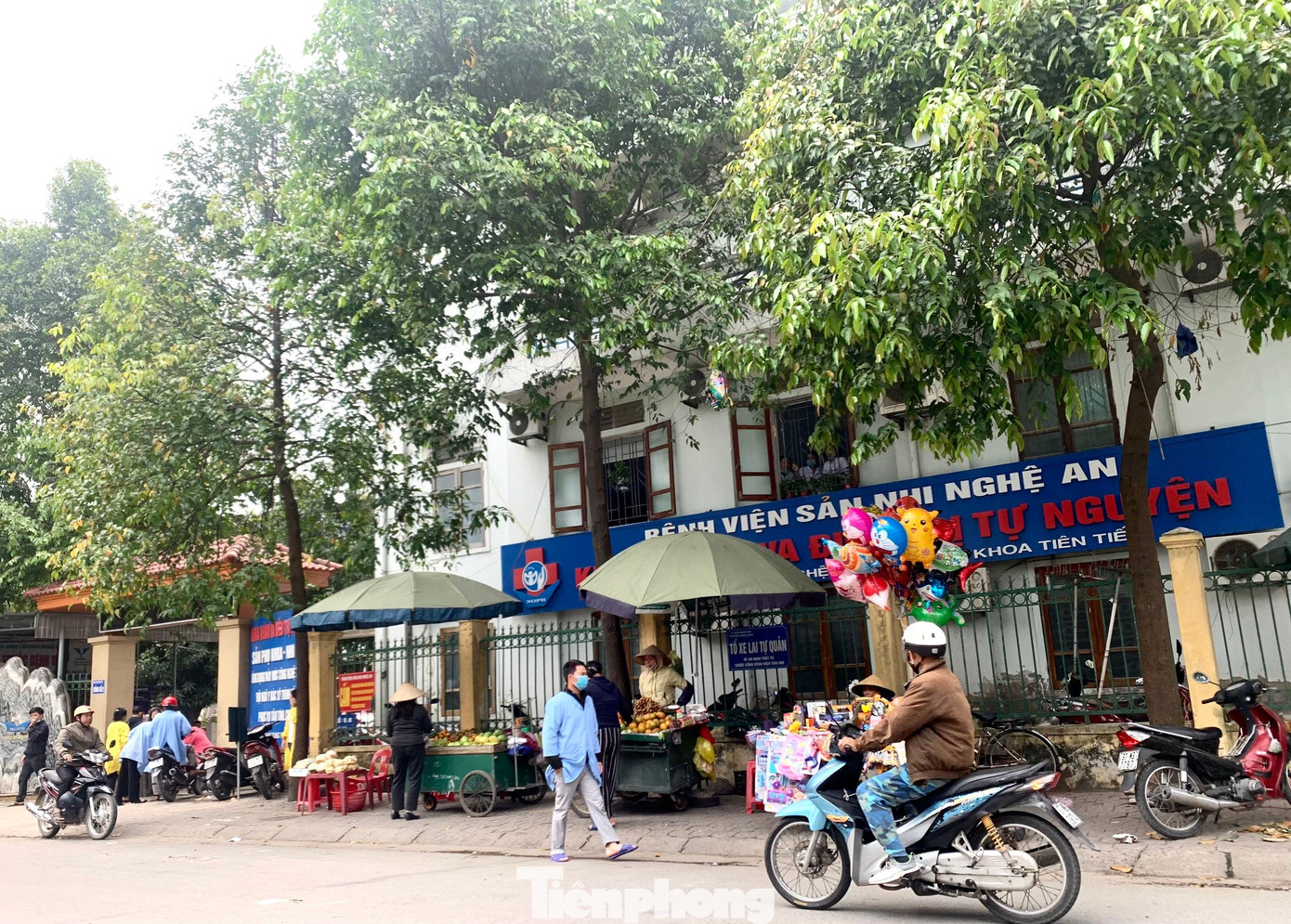 Vỉa hè trước cổng Bệnh viện Sản Nhi Nghệ An (đường Tôn Thất Tùng, phường Hưng Dũng, TP. Vinh) cũng được “trưng dụng” để bán hàng rong. Vỉa hè trước cổng Bệnh viện Sản Nhi Nghệ An (đường Tôn Thất Tùng, phường Hưng Dũng, TP. Vinh) cũng được “trưng dụng” để bán hàng rong.