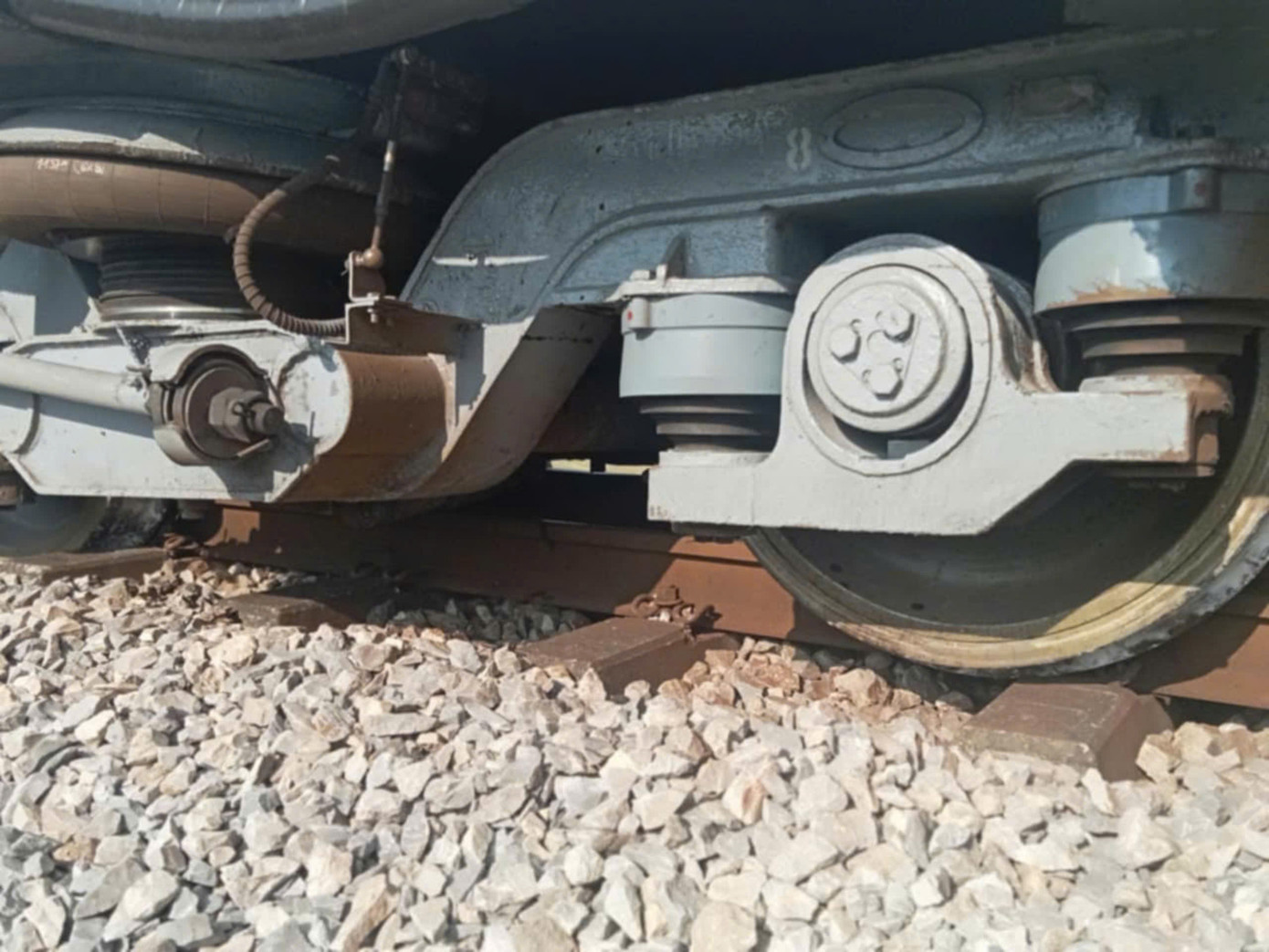 Tàu hoả chở khách trật bánh khỏi đường ray.