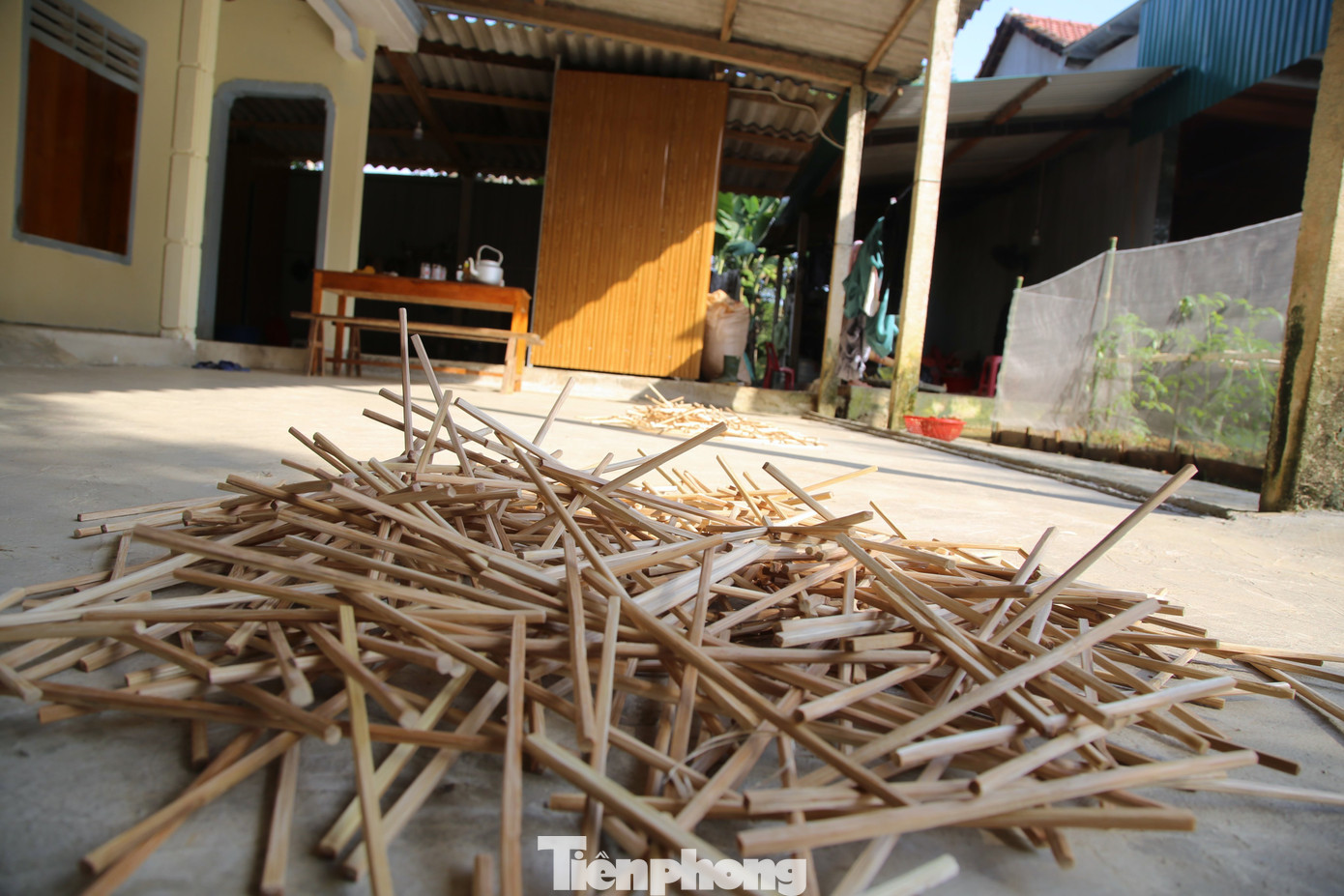 Đũa được làm theo hai hình dáng: đũa tròn và đũa vuông. Đũa được làm theo hai hình dáng: đũa tròn và đũa vuông.