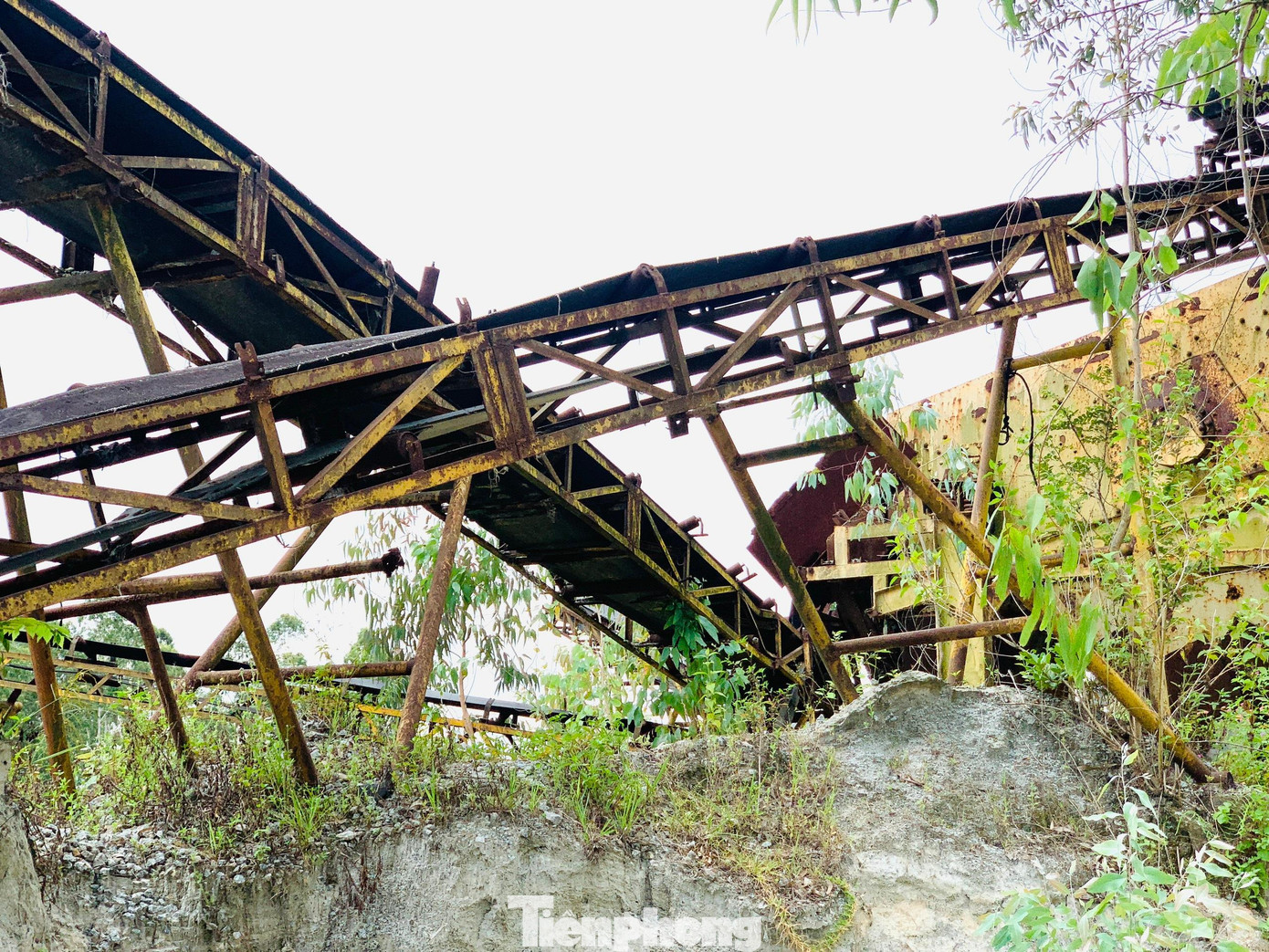 Không chỉ không thu dọn máy móc mà hàng loạt mỏ khai thác khoáng sản đã hết hạn, dừng khai thác, chủ đầu tư vẫn chưa tiến hành cải tạo, phục hồi môi trường theo quy định. Không chỉ không thu dọn máy móc mà hàng loạt mỏ khai thác khoáng sản đã hết hạn, dừng khai thác, chủ đầu tư vẫn chưa tiến hành cải tạo, phục hồi môi trường theo quy định.