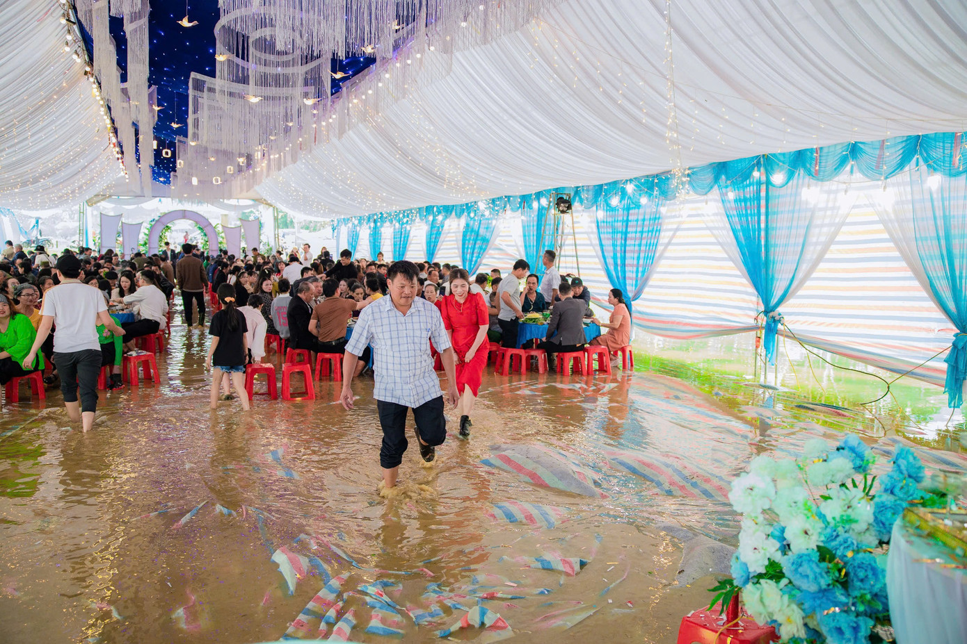 Cả làng lội nước chúc mừng đám cưới vợ chồng trẻ. Cả làng lội nước chúc mừng đám cưới vợ chồng trẻ.