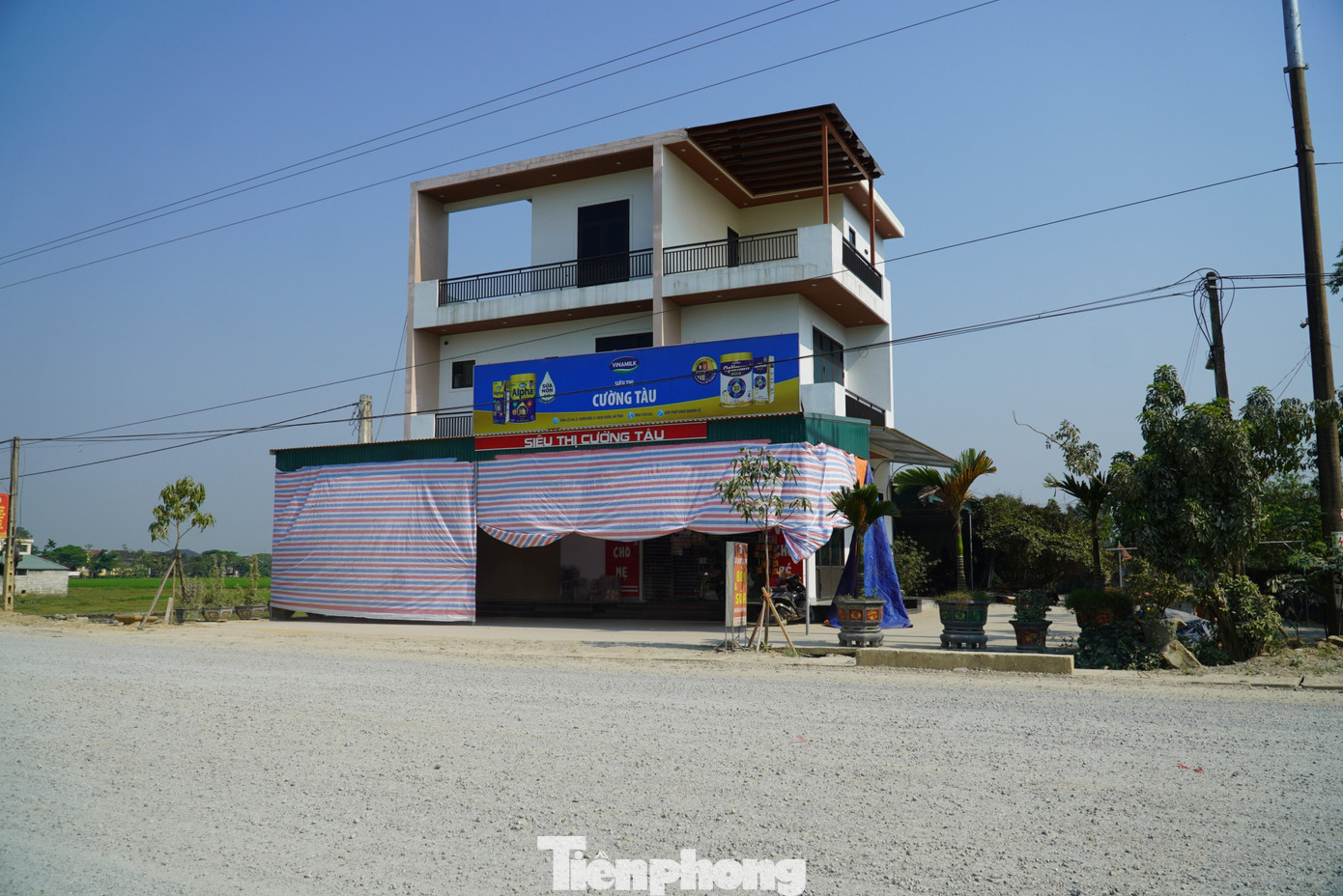 “Người dân địa phương cũng nhiều lần phản ánh tình trạng làm đường bụi bặm ảnh hưởng đến cuộc sống. Chúng tôi thường xuyên nhắc nhở đơn vị thi công cũng như báo cáo lên chủ đầu tư thường xuyên tưới nước để đảm bảo môi trường trong quá trình thực hiện dự án. Hiện công trình đang chậm tiến độ, giờ họ đang đẩy nhanh thi công nên bụi bặm cũng không tránh khỏi”, ông Phan Xuân Thanh, Chủ tịch UBND xã Xuân Mỹ, huyện Nghi Xuân cho biết. “Người dân địa phương cũng nhiều lần phản ánh tình trạng làm đường bụi bặm ảnh hưởng đến cuộc sống. Chúng tôi thường xuyên nhắc nhở đơn vị thi công cũng như báo cáo lên chủ đầu tư thường xuyên tưới nước để đảm bảo môi trường trong quá trình thực hiện dự án. Hiện công trình đang chậm tiến độ, giờ họ đang đẩy nhanh thi công nên bụi bặm cũng không tránh khỏi”, ông Phan Xuân Thanh, Chủ tịch UBND xã Xuân Mỹ, huyện Nghi Xuân cho biết.