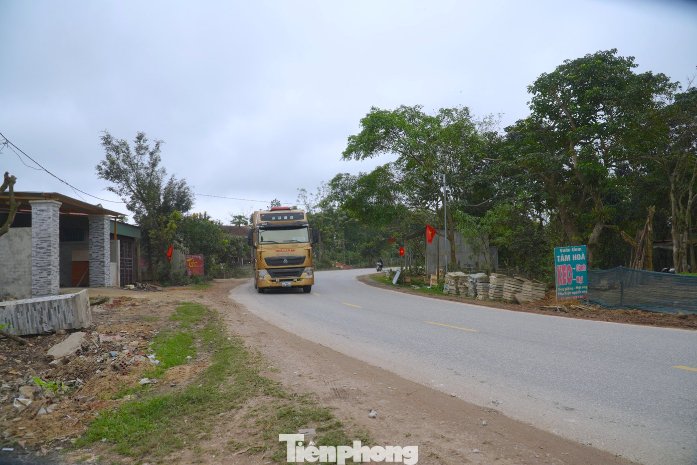 Người dân và chính quyền địa phương nhận định, khúc cua này quá gấp nên tài xế dễ gặp nạn. Một phần do tài xế không giảm tốc độ hoặc giảm quá gấp khi vào cua. Tài xế mới đi cung đường này chưa quen. Người dân và chính quyền địa phương nhận định, khúc cua này quá gấp nên tài xế dễ gặp nạn. Một phần do tài xế không giảm tốc độ hoặc giảm quá gấp khi vào cua. Tài xế mới đi cung đường này chưa quen.