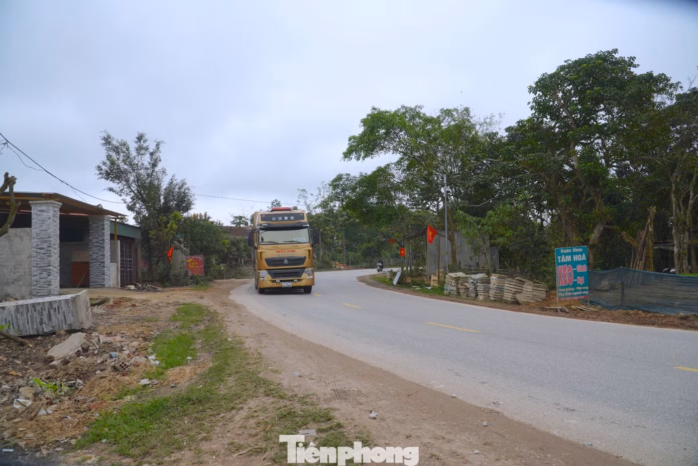 Người dân và chính quyền địa phương nhận định, khúc cua này quá gấp nên tài xế dễ gặp nạn. Một phần do tài xế không giảm tốc độ hoặc giảm quá gấp khi vào cua. Tài xế mới đi cung đường này chưa quen.
