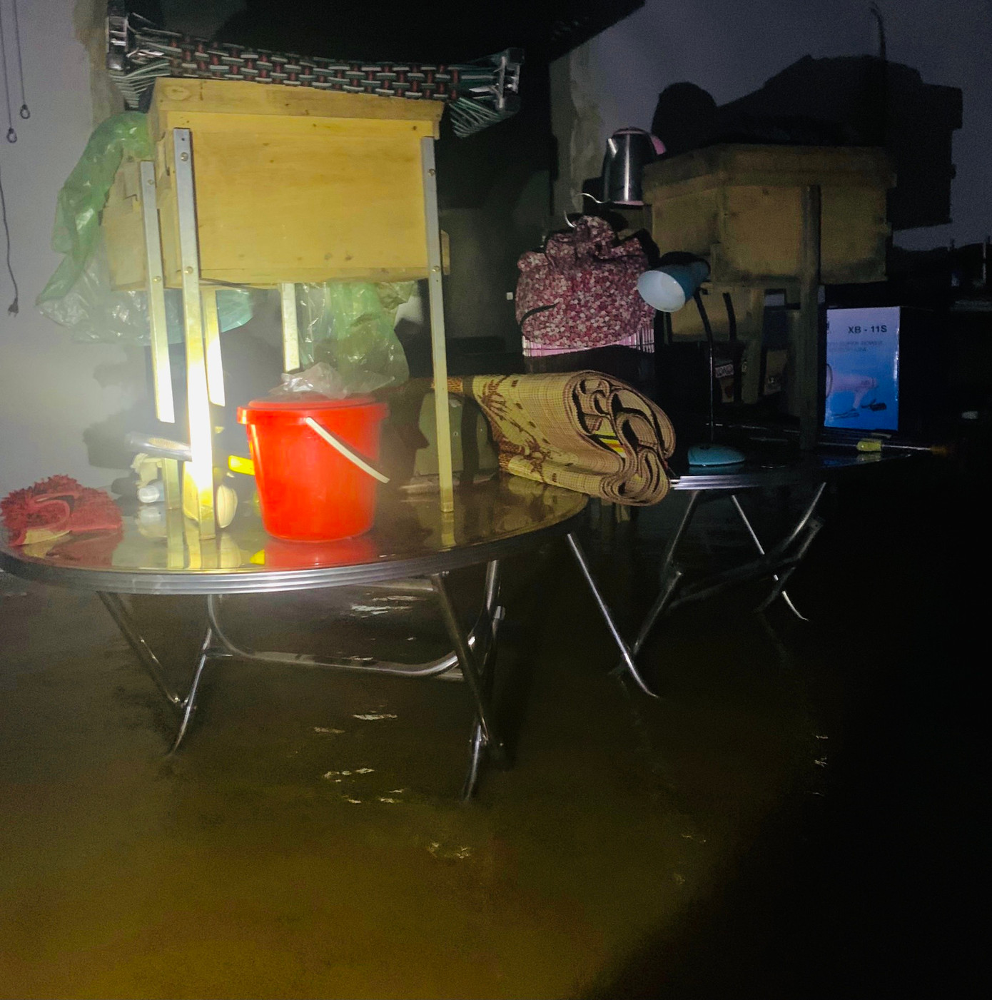 Gia đình anh Tài thu dọn tài sản "chạy lũ" trong đêm.