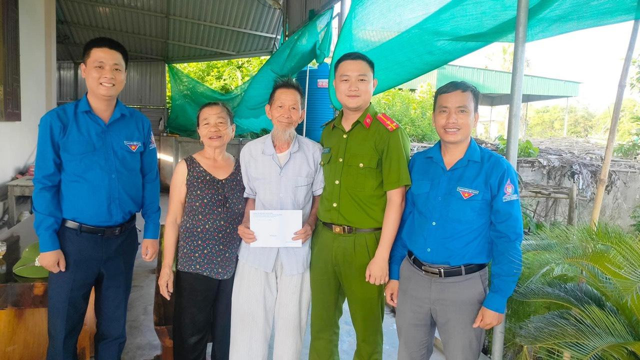 Huyện Đoàn Thạch Hà trao tặng quà tri ân cho đối tượng chính sách.