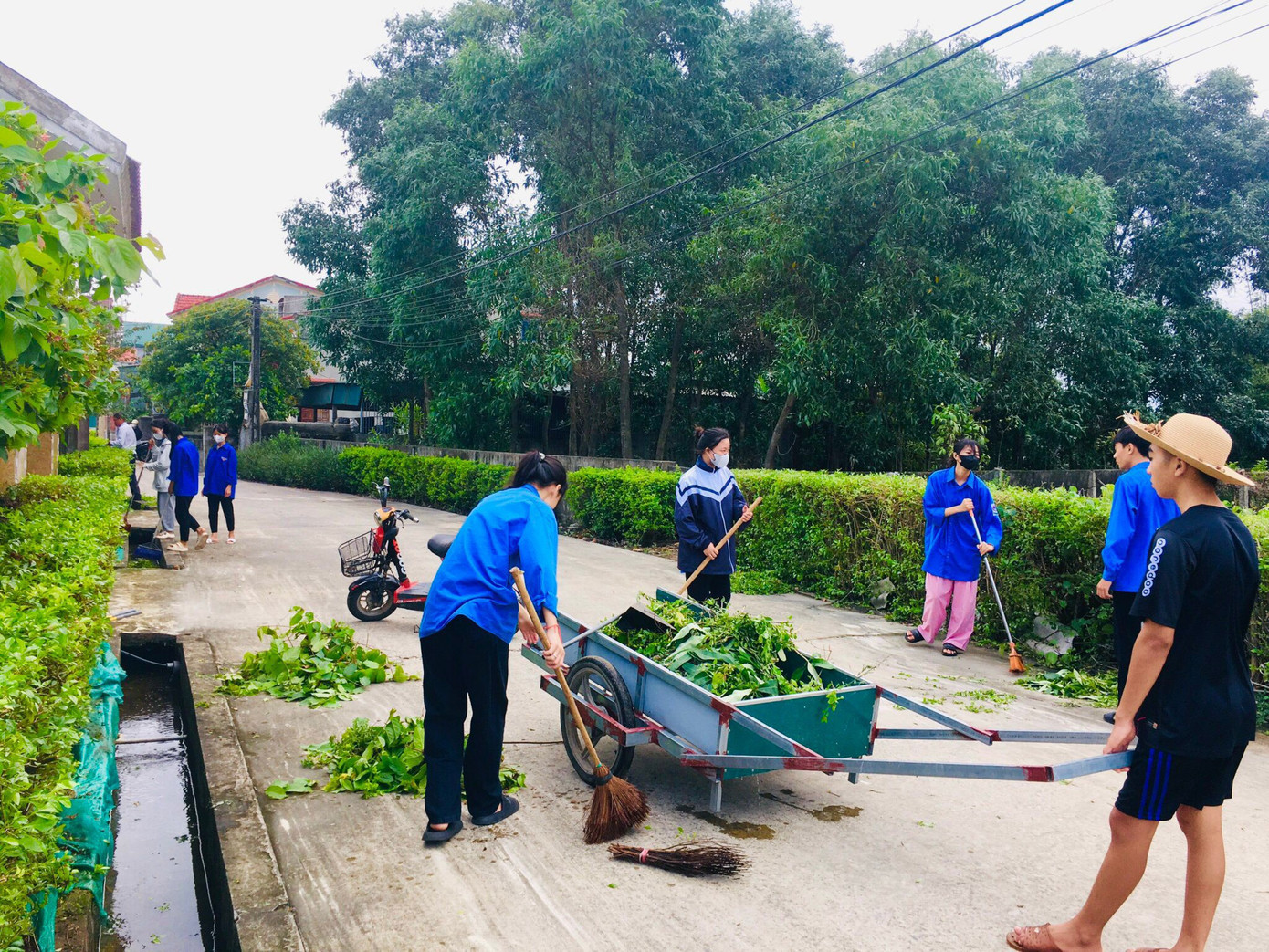 Dịp này, các cơ sở Đoàn, Hội, Đội trên toàn tỉnh Hà Tĩnh cũng đã tổ chức nhiều hoạt động thiết thực. Trong ảnh: Các đoàn viên, thanh niên tổ chức dọn dẹp, chỉnh trang các tuyến đường dân sinh.