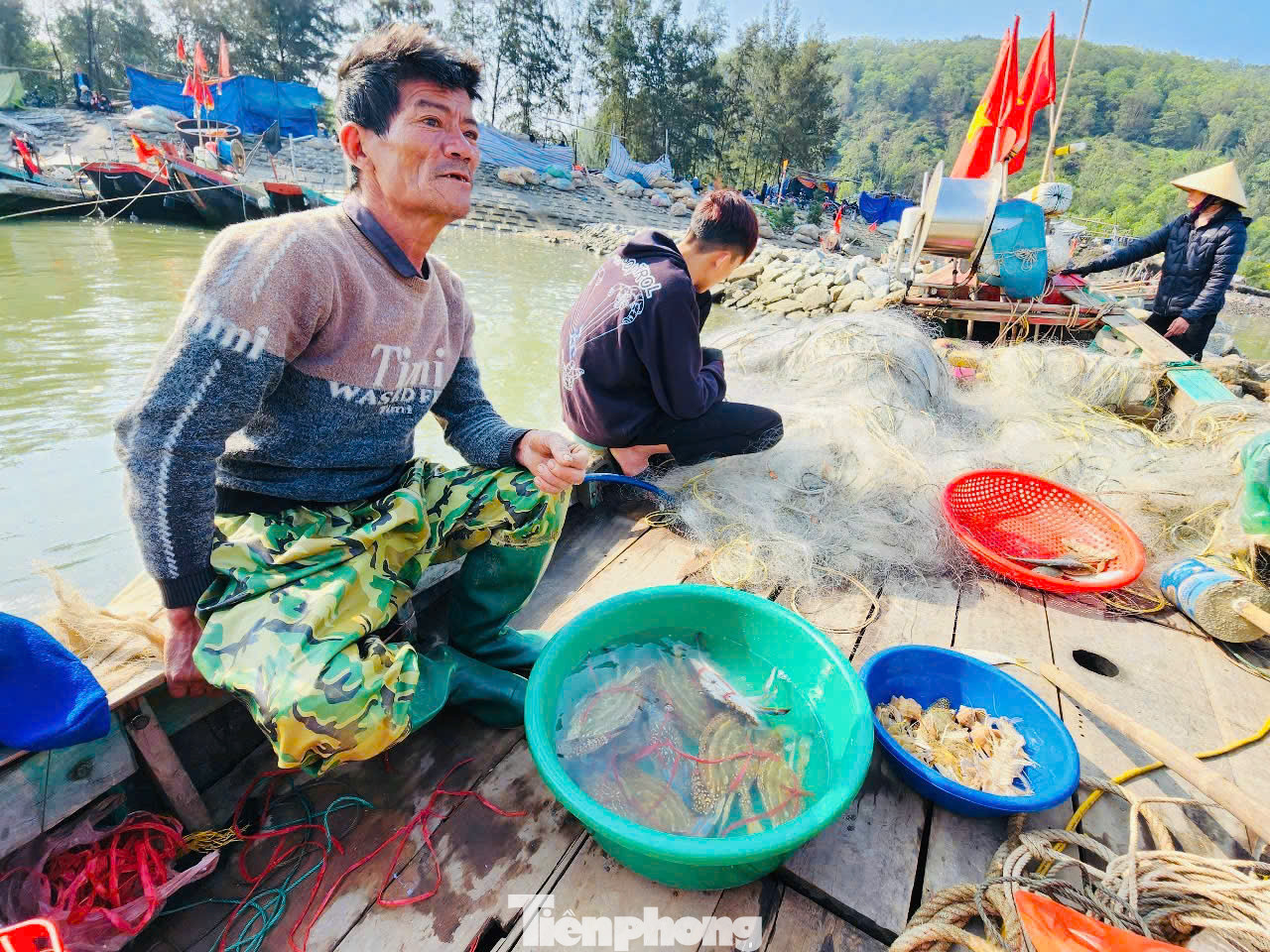 Ông Dương Văn Thông (SN 1971, trú xã Thịnh Lộc) cho biết, bắt đầu từ ngày Mùng 1 Tết, ông và hai người con cùng đưa thuyền ra khơi thả lưới khu vực gần bờ. Mỗi ngày thu về từ 3-4 triệu đồng.