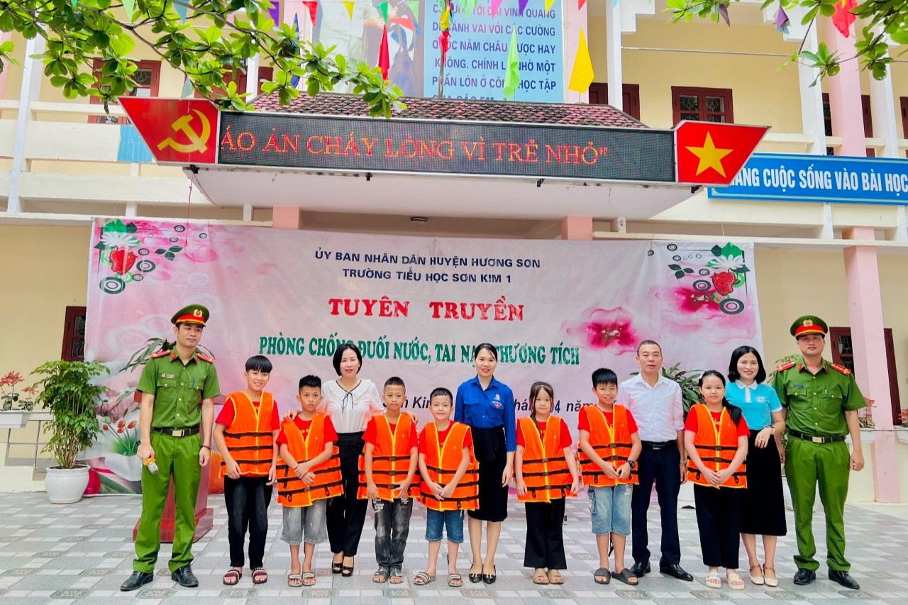 Những ngày qua, Hà Tĩnh liên tiếp xảy ra nhiều vụ đuối nước, nạn nhân chủ yếu là các em ở lứa tuổi học sinh. Trước thực trạng trên, các trường học phối hợp với lực lượng đoàn trên địa bàn tỉnh Hà Tĩnh tăng cường công tác tuyên truyền, trang bị thêm nhiều kiến thức về phòng, chống đuối nước cho các em học sinh. Ảnh: HN